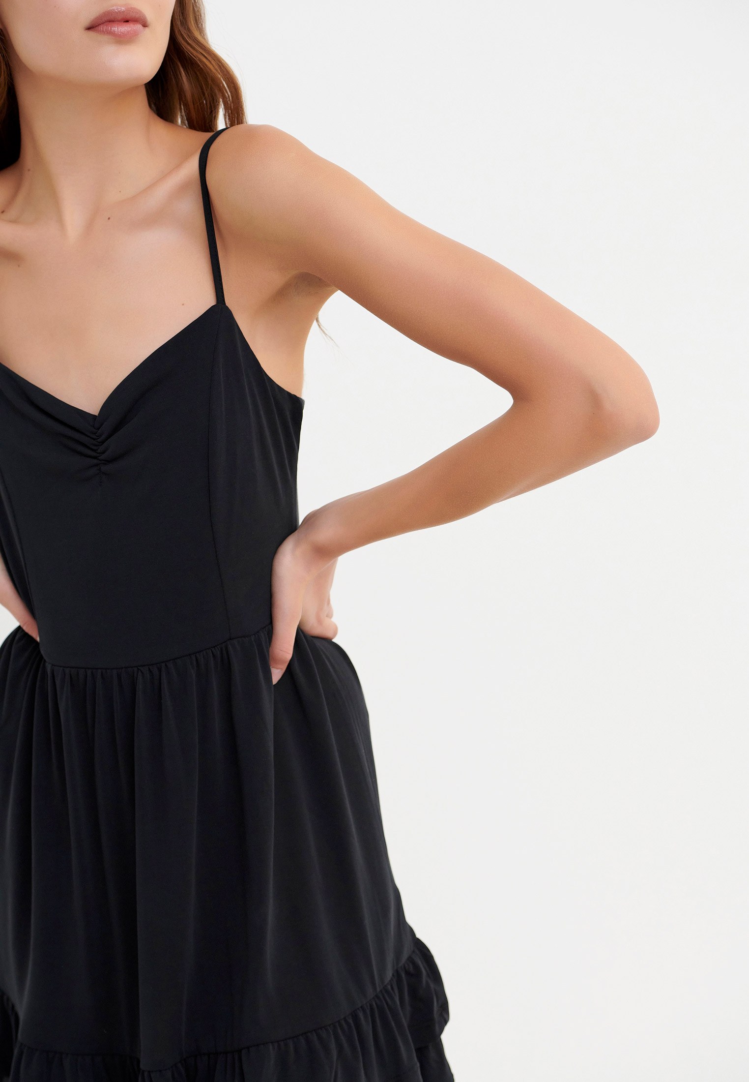 Μίνι φόρεμα με τιράντες και βολάν φωτογραφία