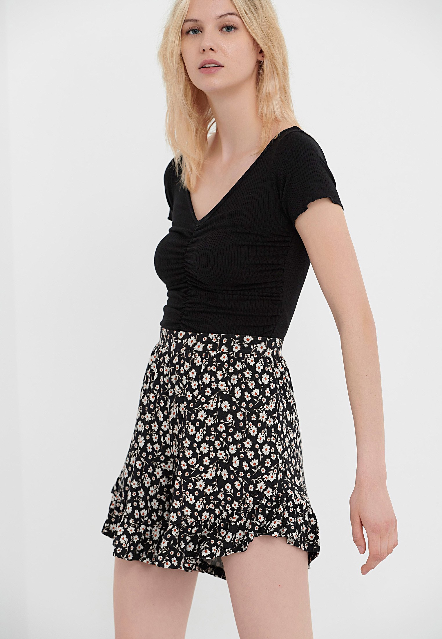 Εμπριμέ σορτς με φλοράλ τύπωμα φωτογραφία