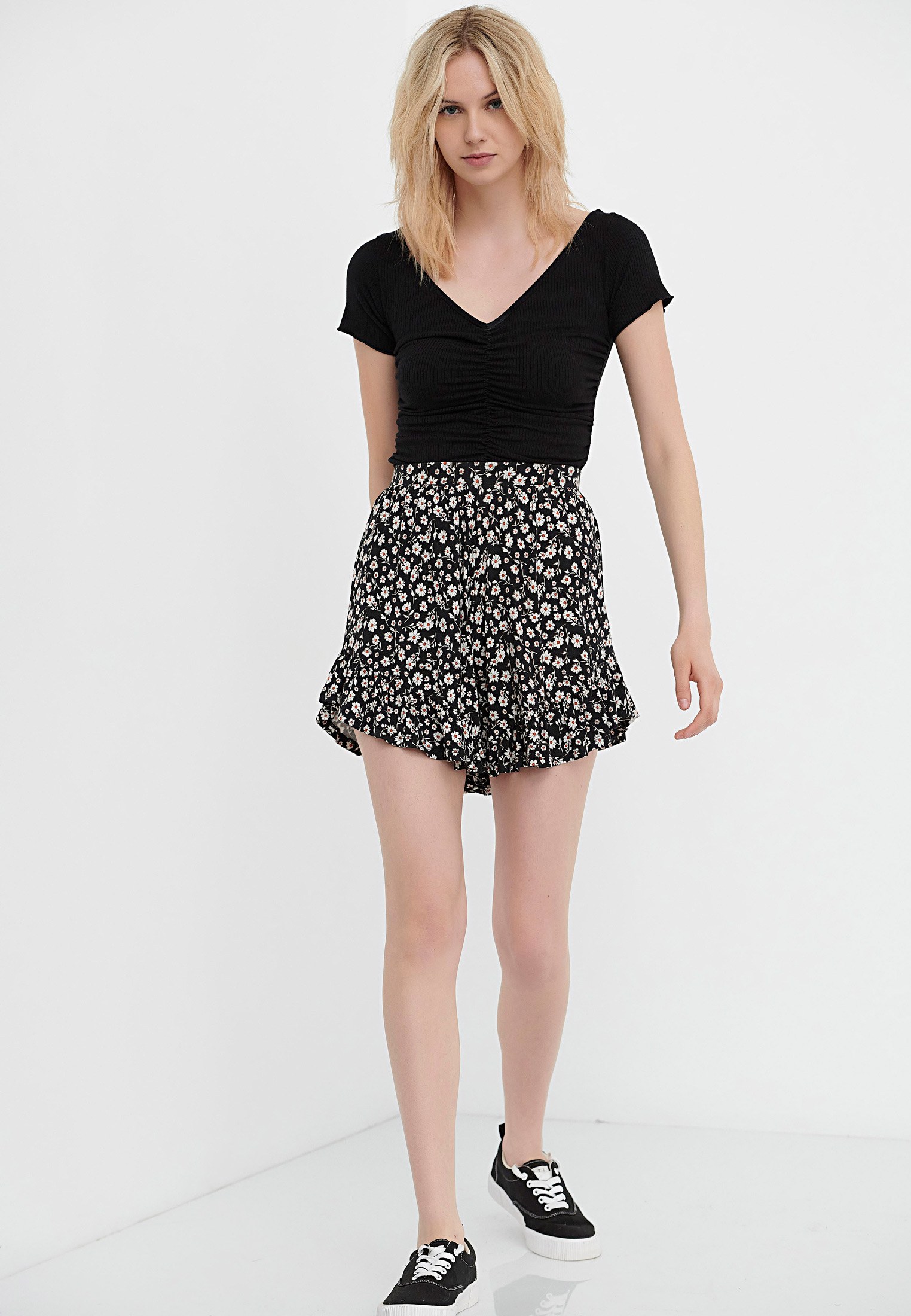 Εμπριμέ σορτς με φλοράλ τύπωμα φωτογραφία