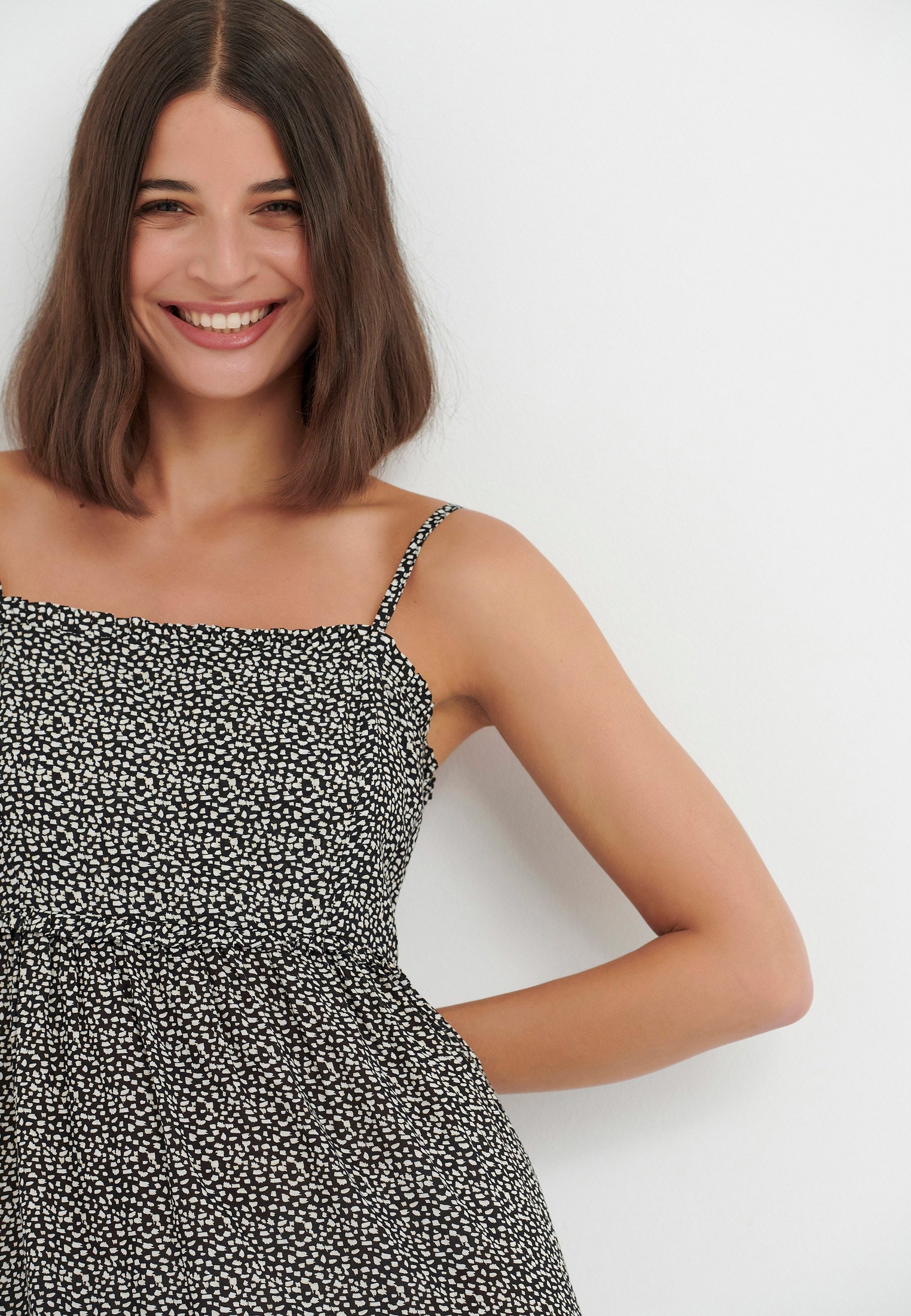 Εμπριμέ μίνι φόρεμα με τιράντες φωτογραφία