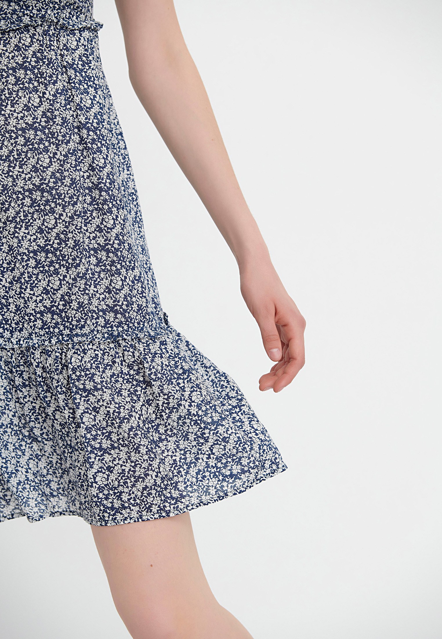 Εμπριμέ μίνι φόρεμα με τιράντες φωτογραφία