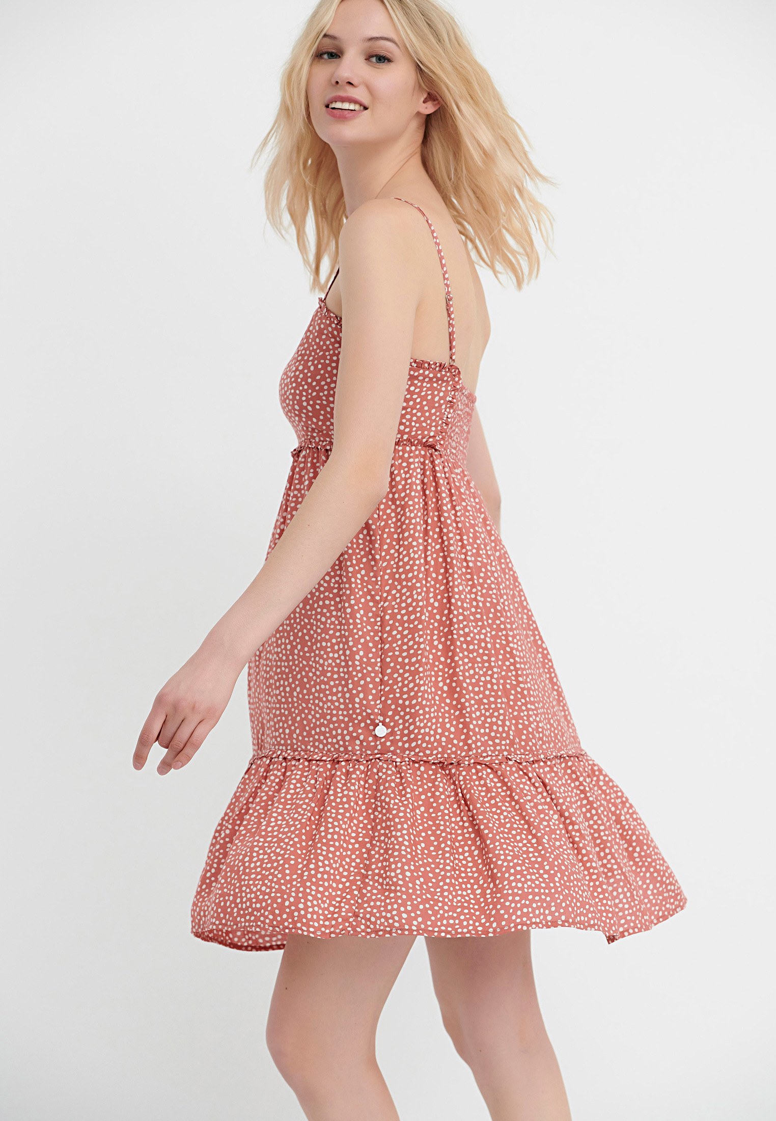 Εμπριμέ μίνι φόρεμα με τιράντες φωτογραφία