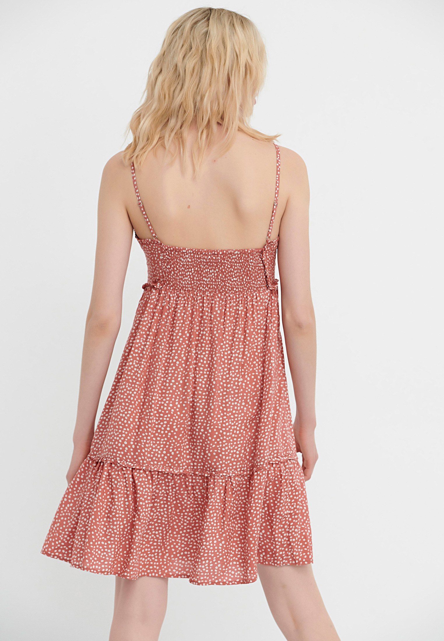 Εμπριμέ μίνι φόρεμα με τιράντες φωτογραφία