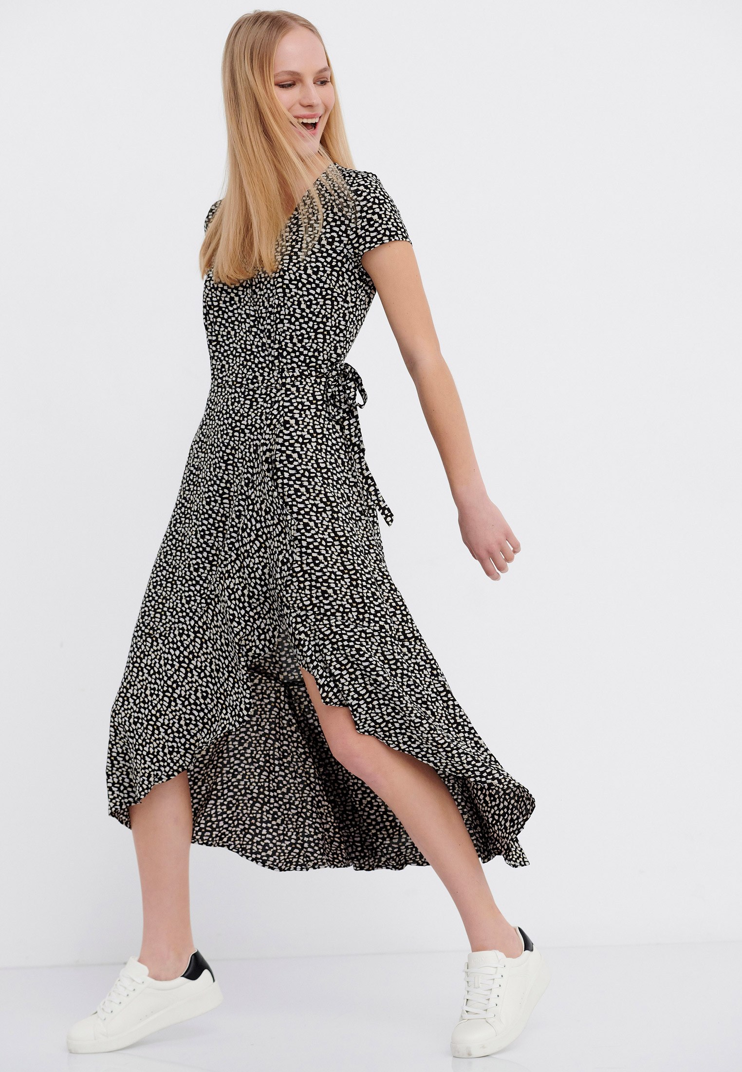 Εμπριμέ κρουαζέ φόρεμα φωτογραφία