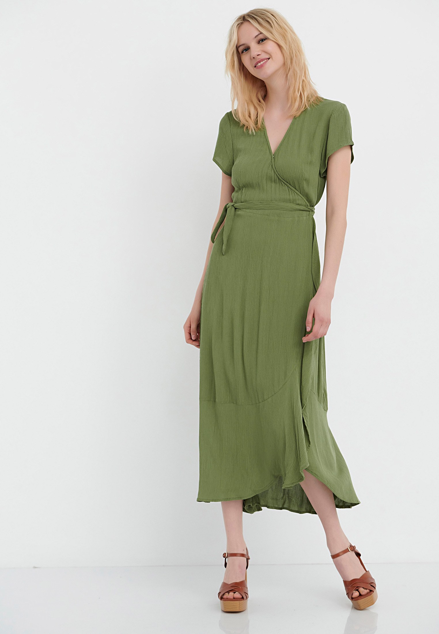 Κρουαζέ φόρεμα από βισκόζη φωτογραφία