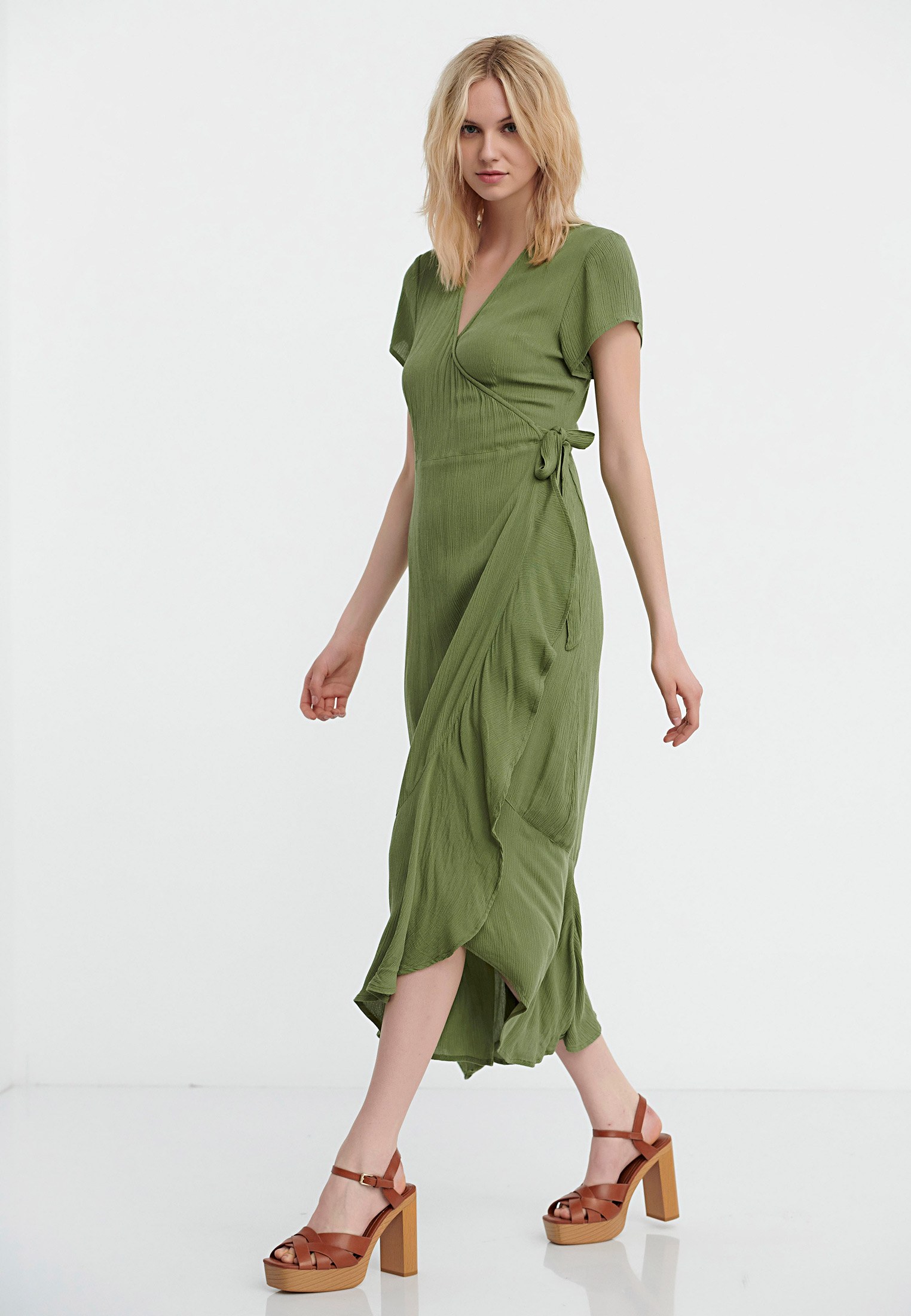 Κρουαζέ φόρεμα από βισκόζη φωτογραφία