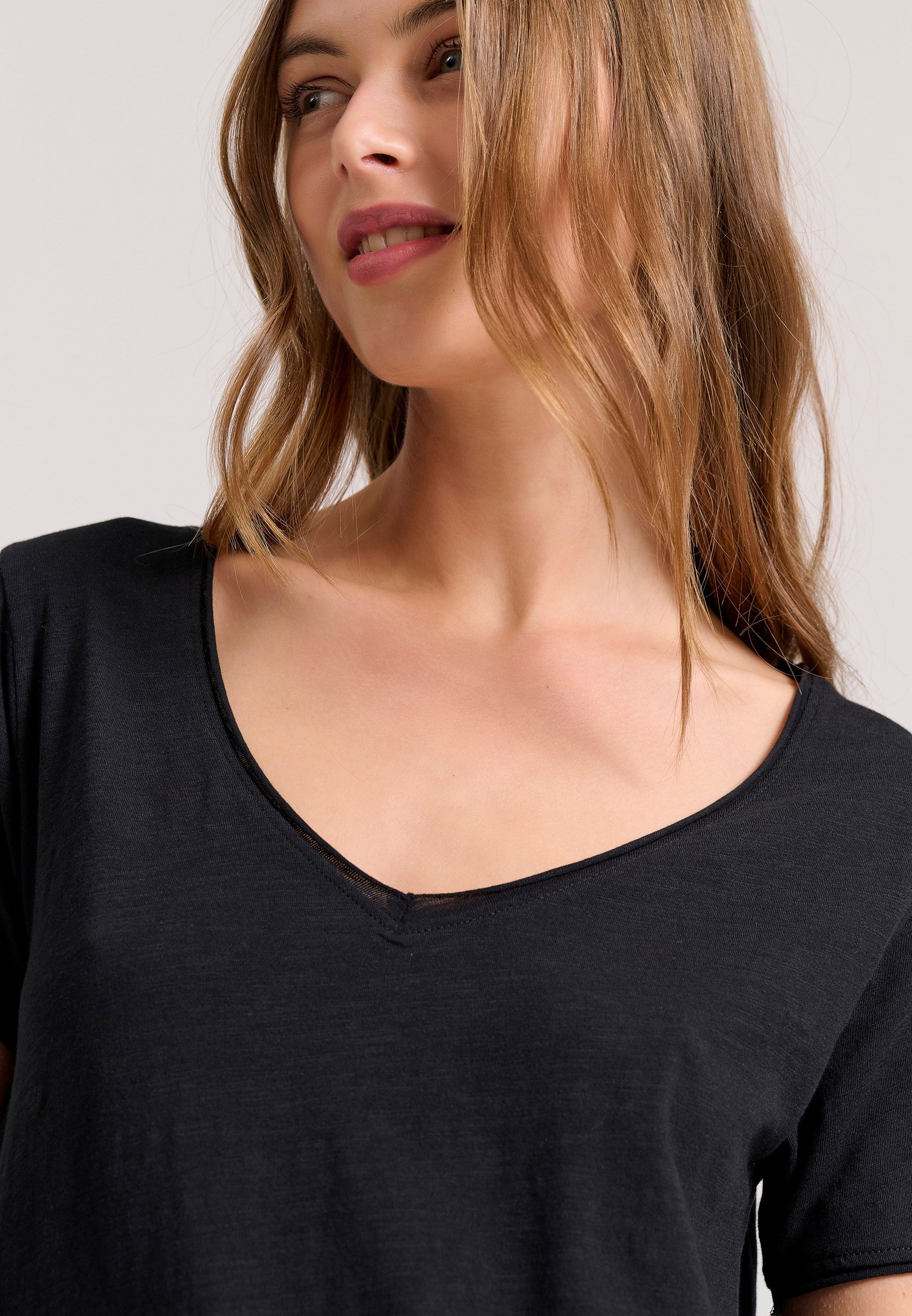 Γυναικείο V-neck μονόχρωμο t-shirt - The essentials