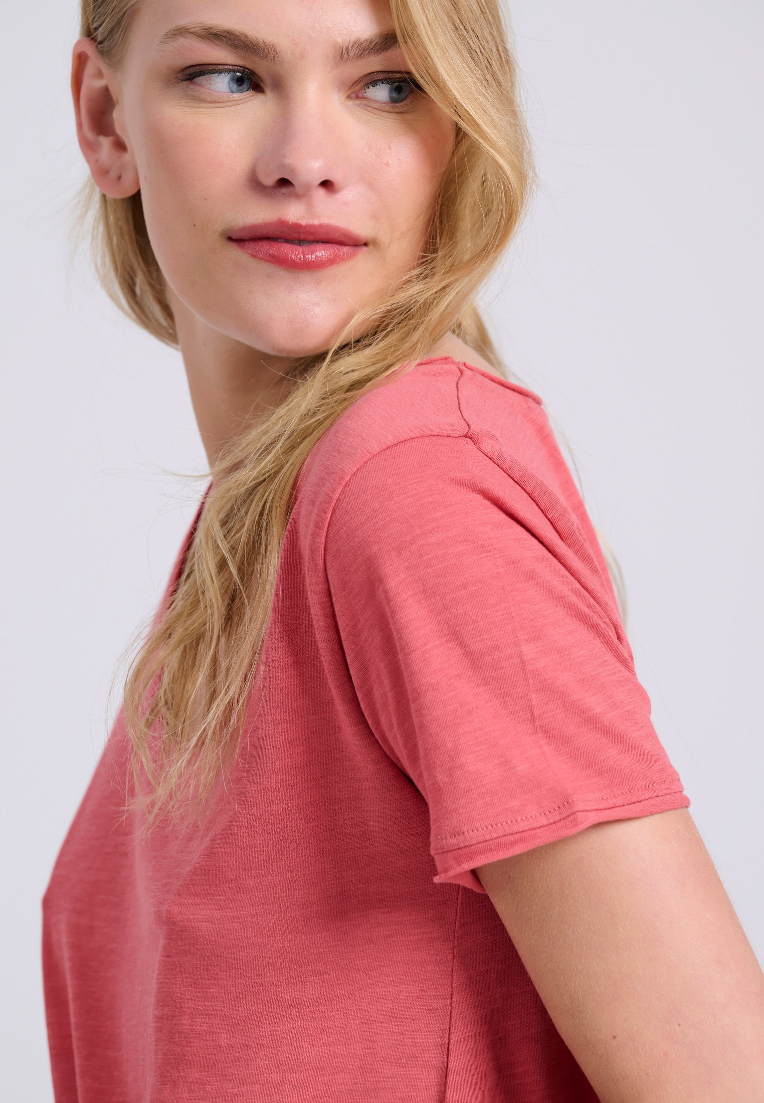 Γυναικείο V-neck μονόχρωμο t-shirt - The essentials φωτογραφία