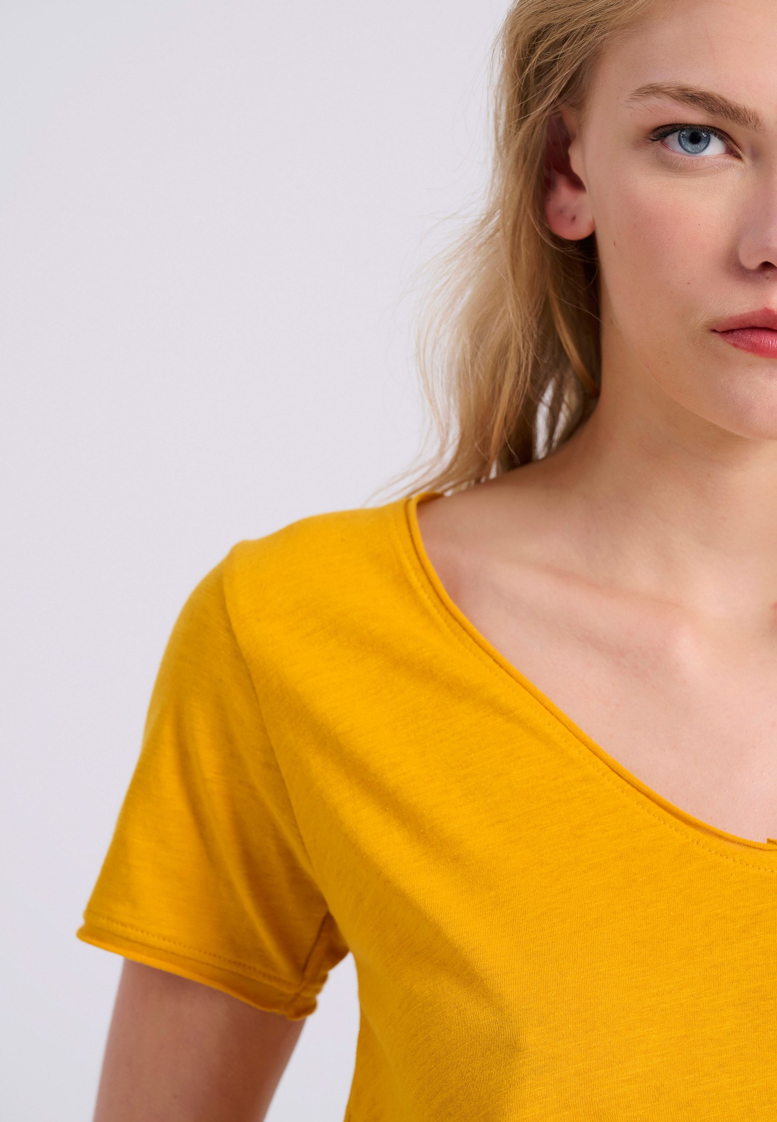 Γυναικείο V-neck μονόχρωμο t-shirt - The essentials φωτογραφία