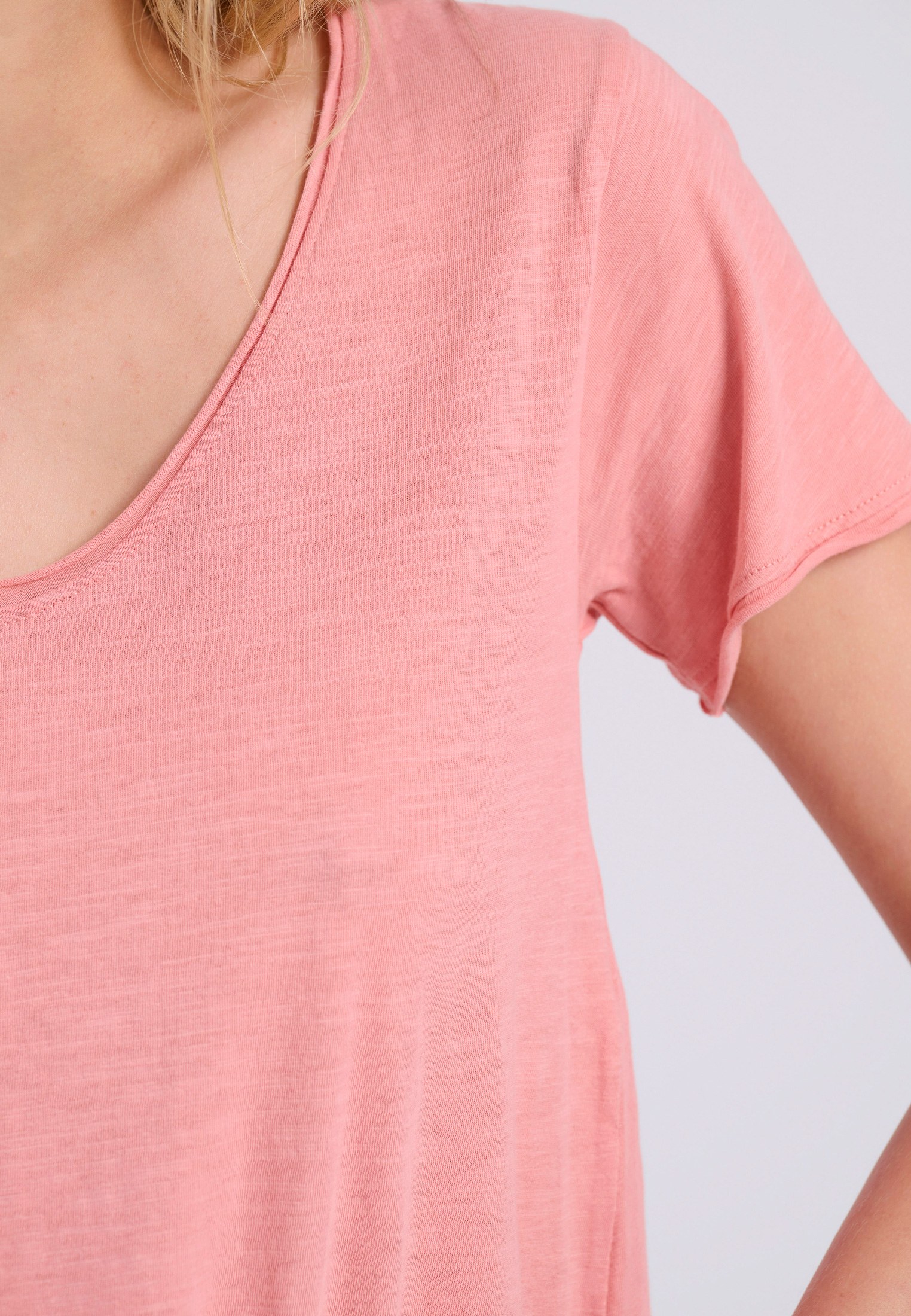 Γυναικείο V-neck μονόχρωμο t-shirt - The essentials φωτογραφία