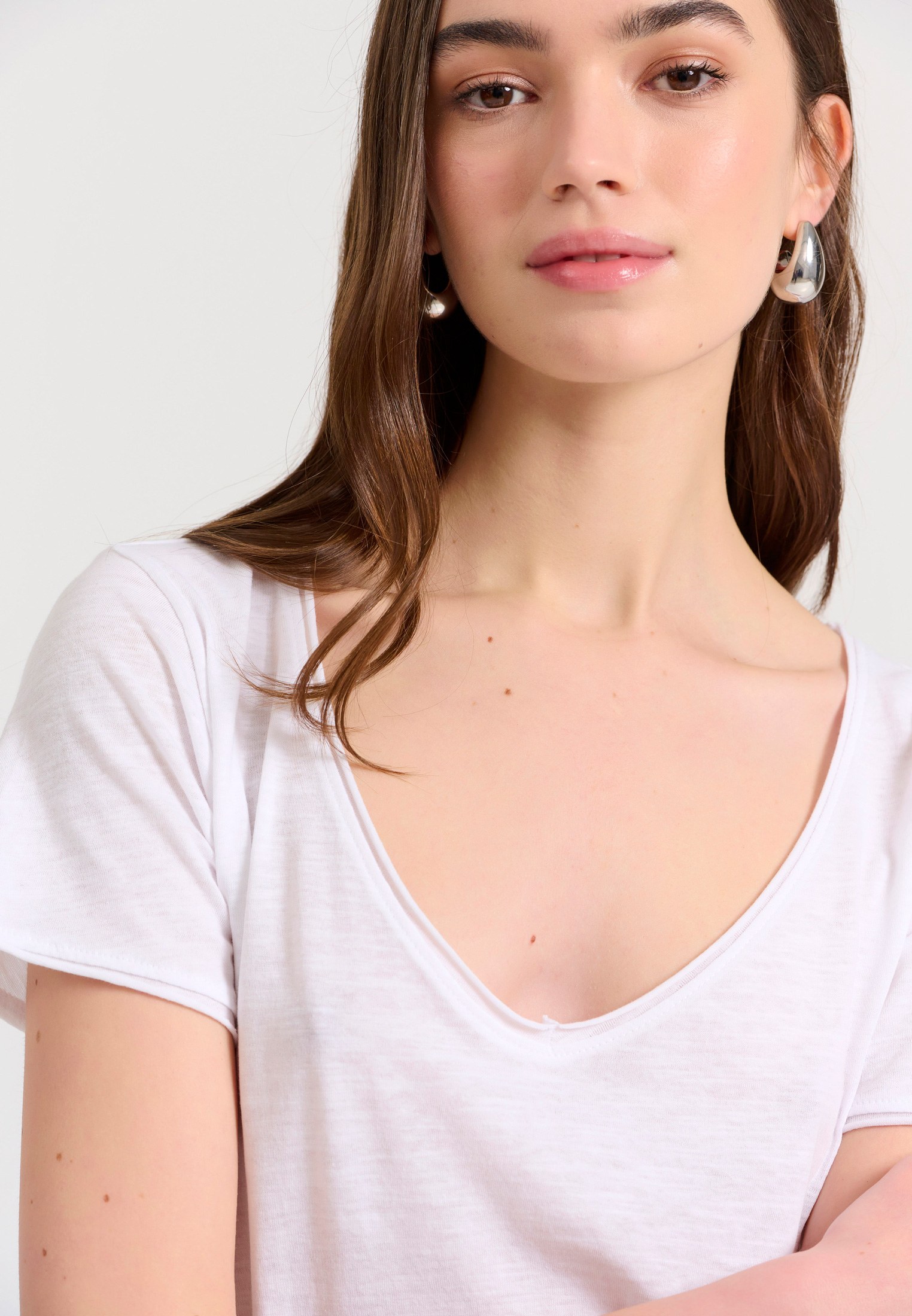 Γυναικείο V-neck μονόχρωμο t-shirt - The essentials φωτογραφία