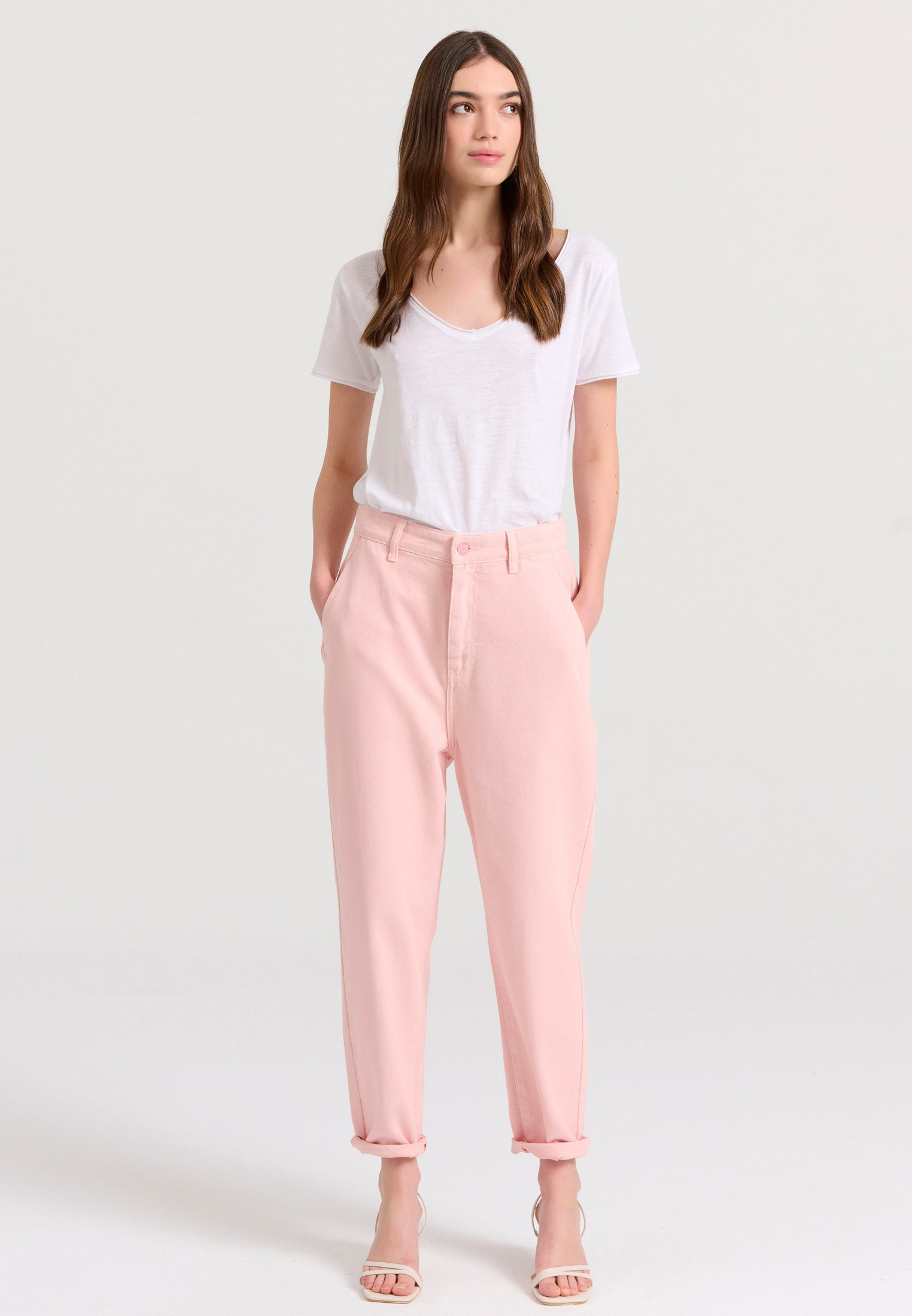 Γυναικείο V-neck μονόχρωμο t-shirt - The essentials φωτογραφία