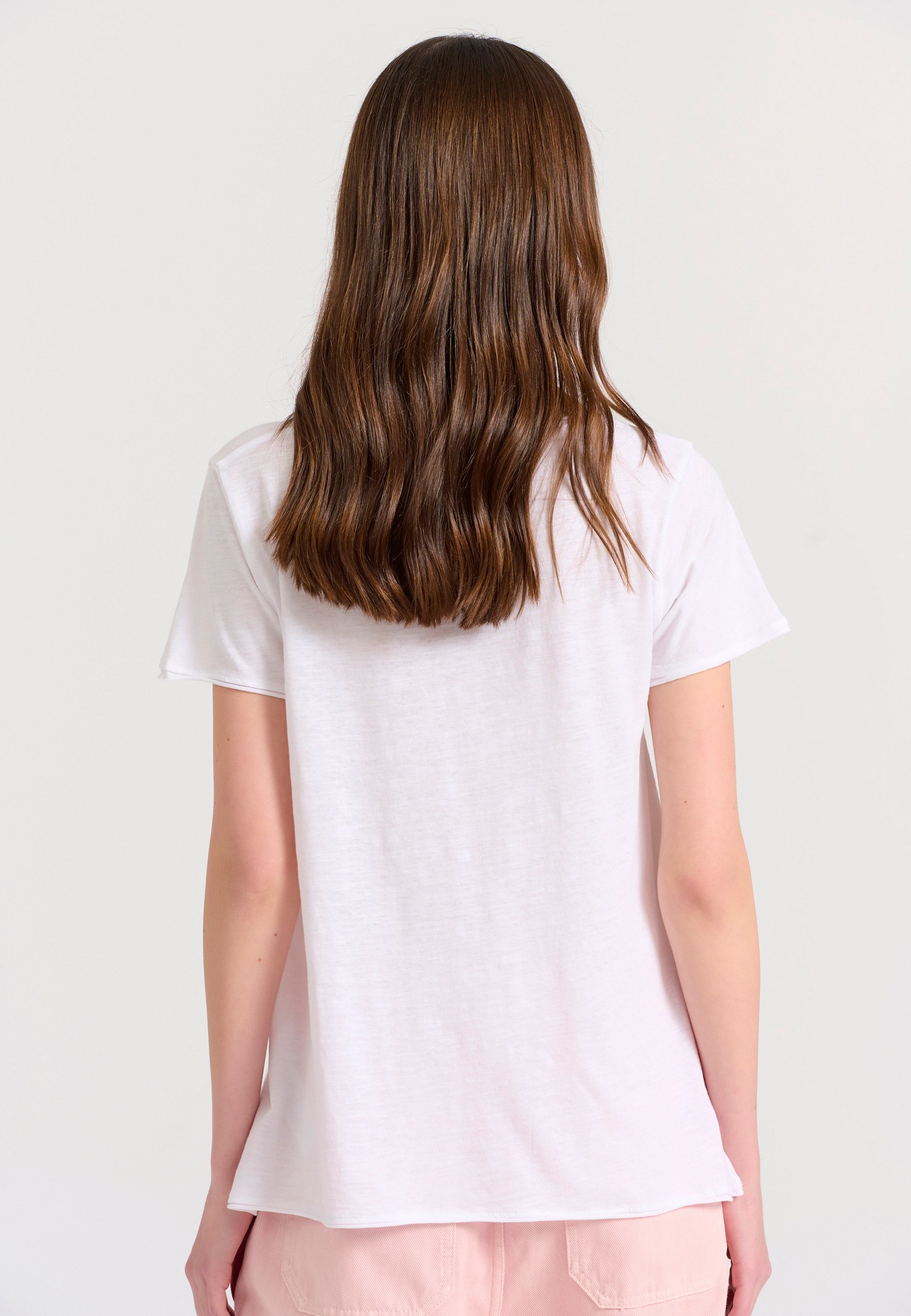 Γυναικείο V-neck μονόχρωμο t-shirt - The essentials φωτογραφία