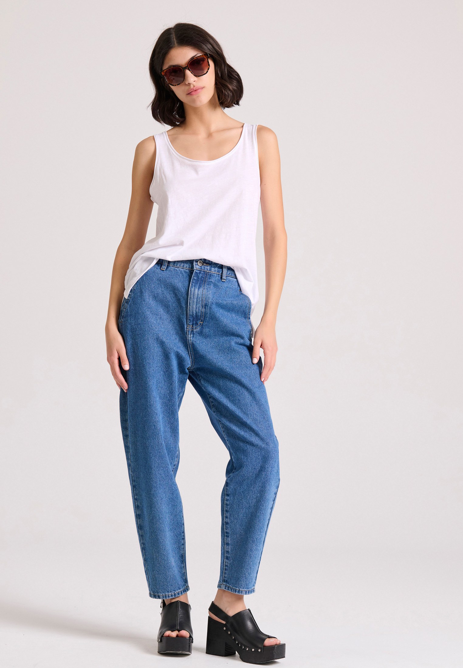 Γυναικείο μονόχρωμο tank top - The essentials φωτογραφία