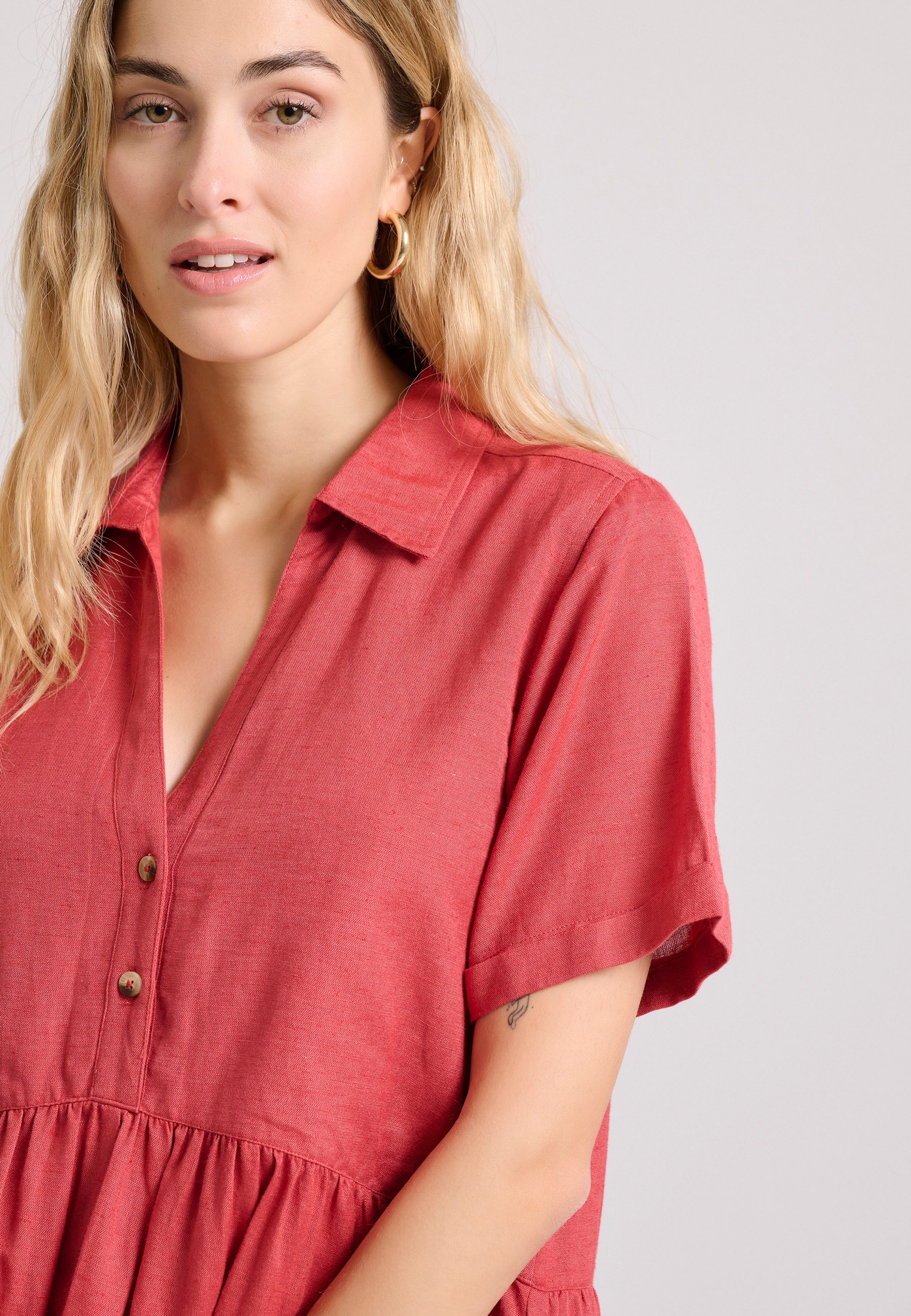 Μίνι linen blend σεμιζιέ φόρεμα με βολάν φωτογραφία