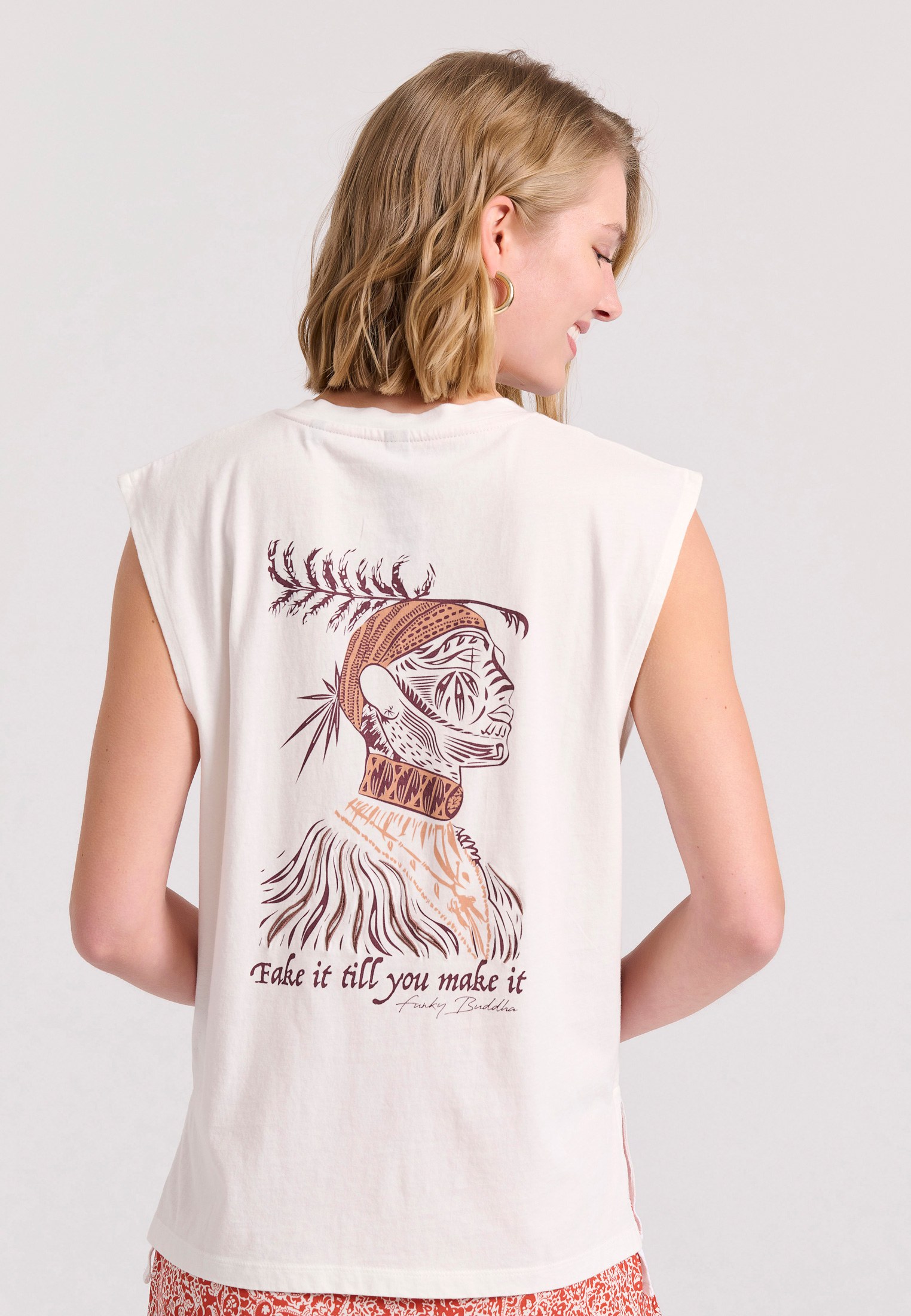 Αμάνικο t-shirt με τύπωμα σε boho look φωτογραφία