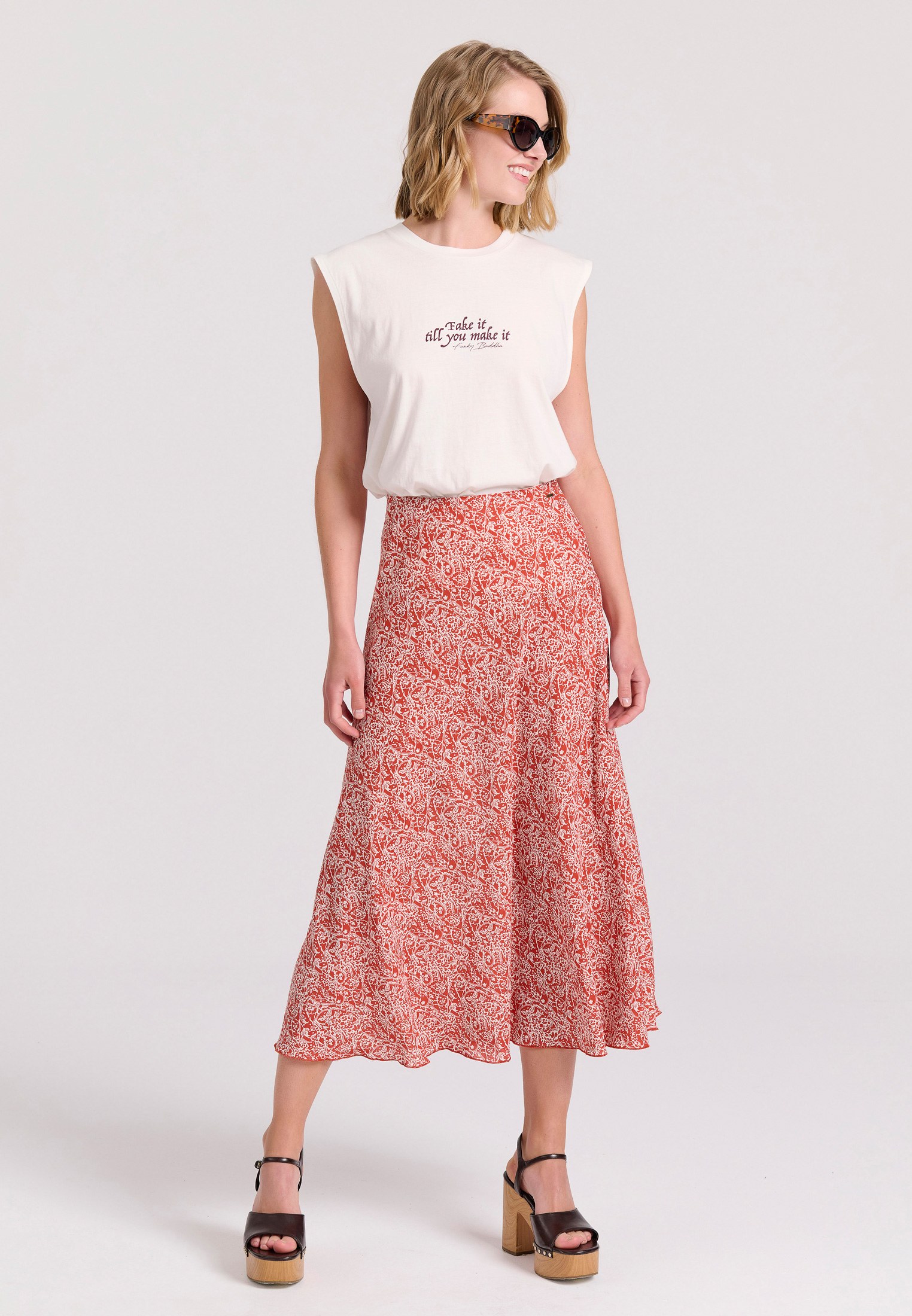 Αμάνικο t-shirt με τύπωμα σε boho look φωτογραφία