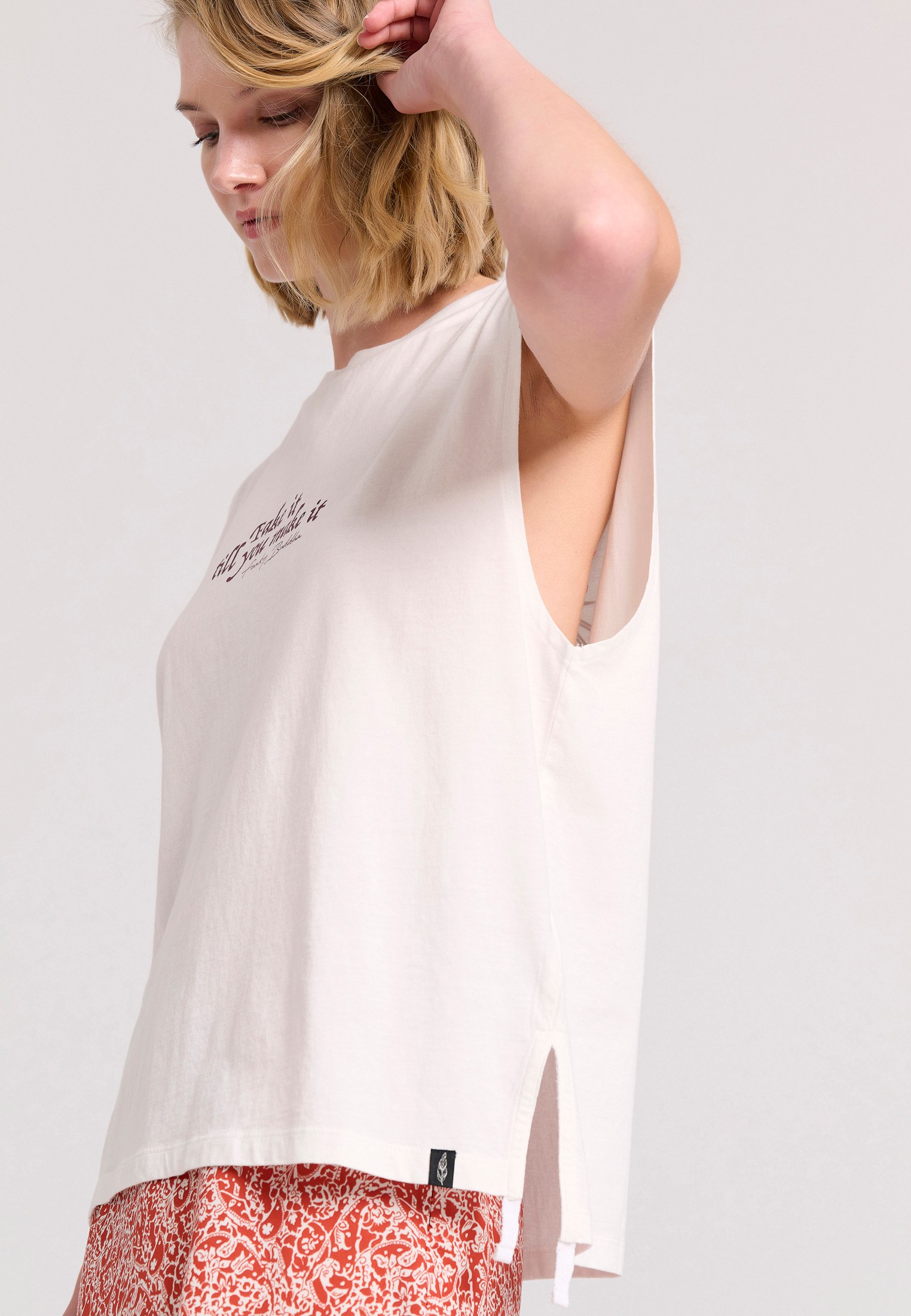 Αμάνικο t-shirt με τύπωμα σε boho look φωτογραφία