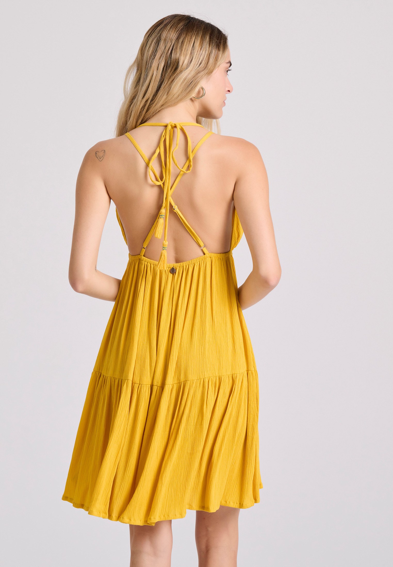 Halter neck mini φόρεμα με ανοιχτή πλάτη φωτογραφία