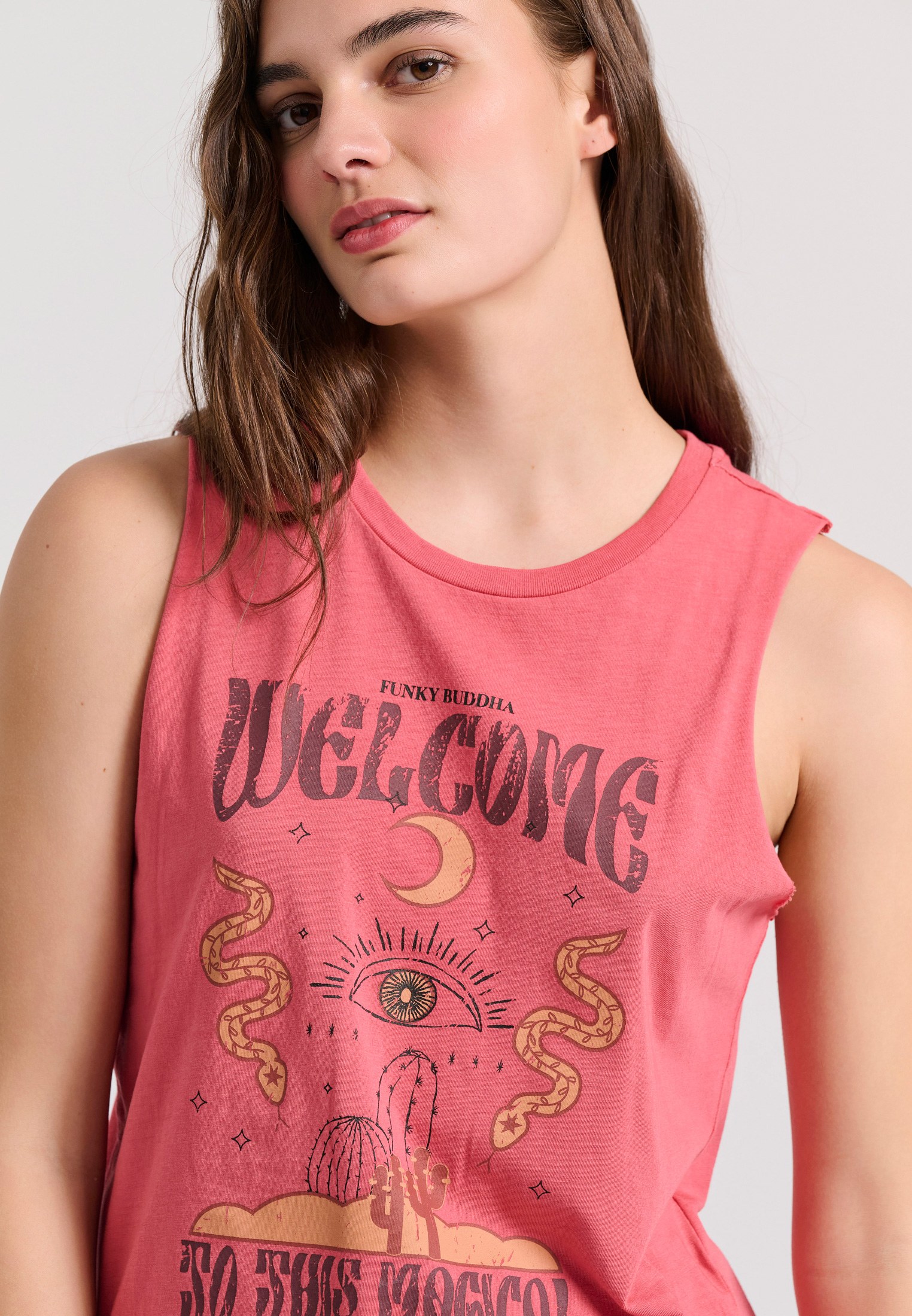 Αμάνικο t-shirt με τύπωμα σε boho look φωτογραφία