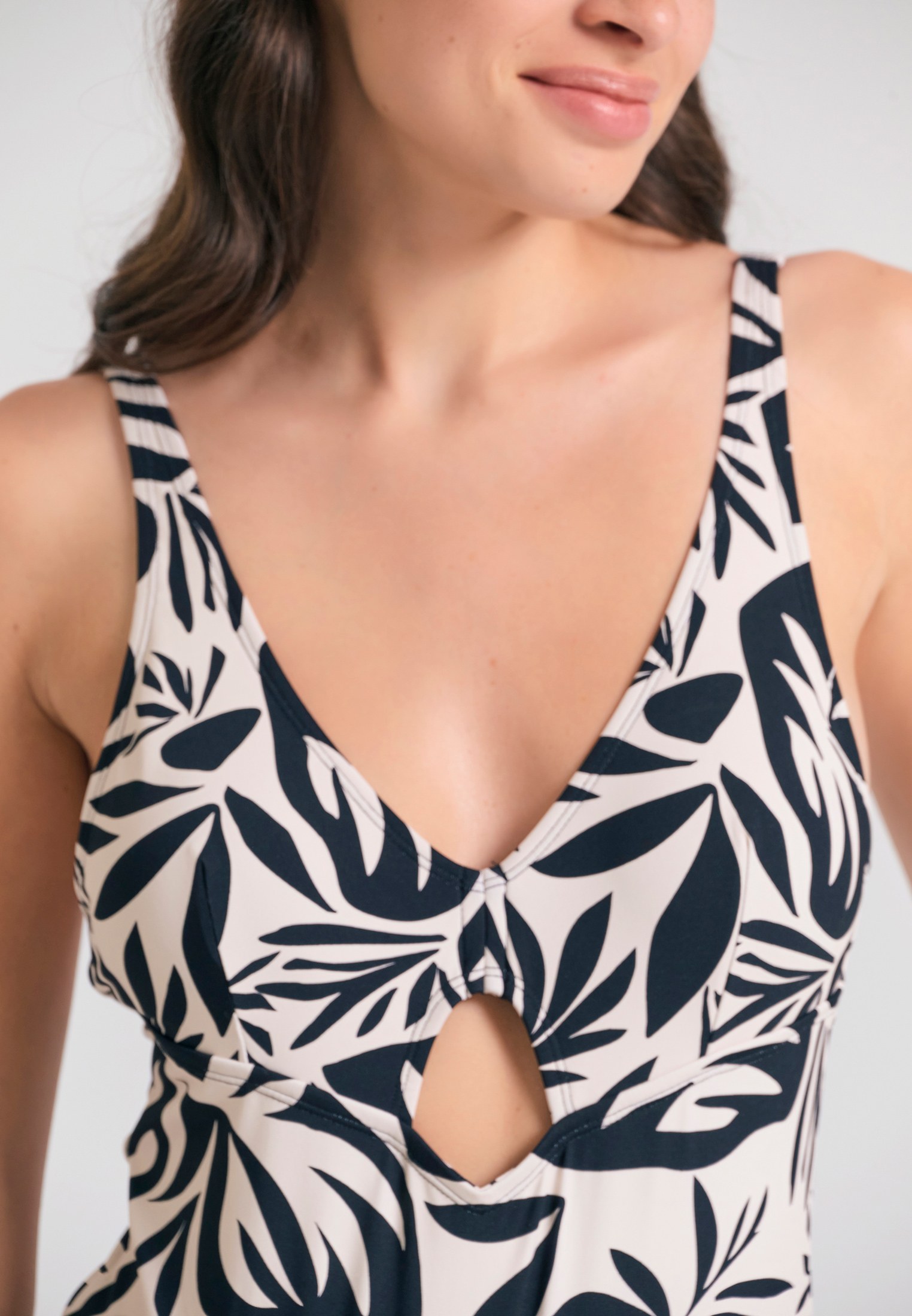 Εμπριμέ ολόσωμο μαγιό με cut out φωτογραφία