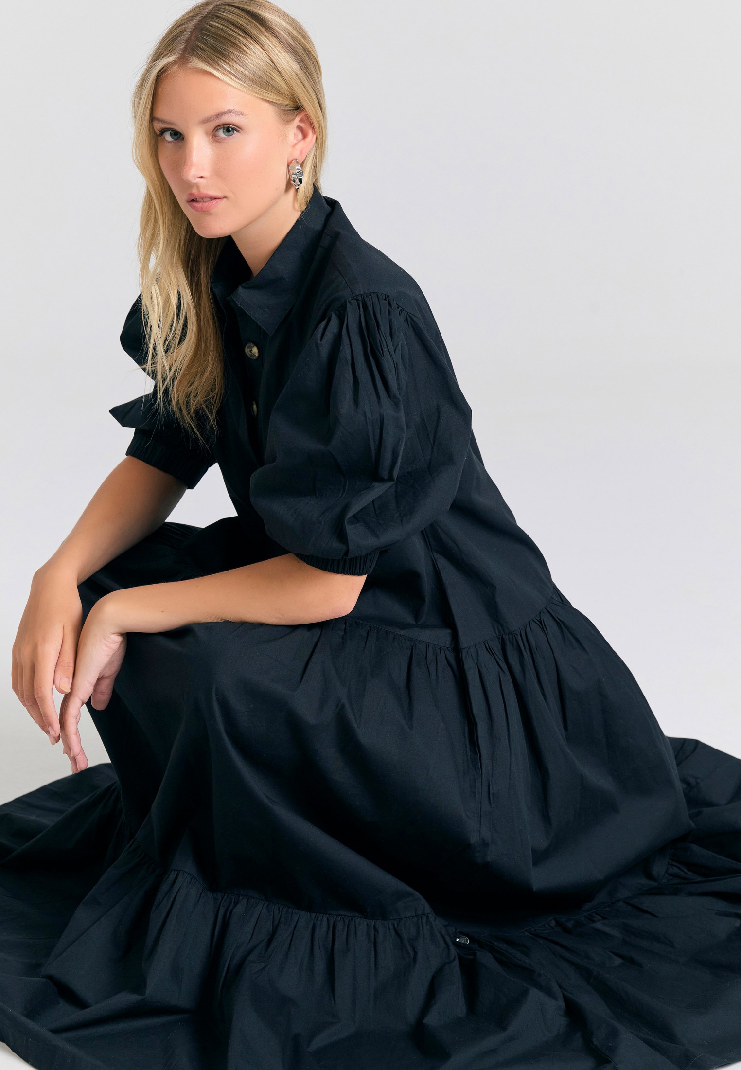 Μάξι σεμιζιέ φόρεμα με βολάν φωτογραφία