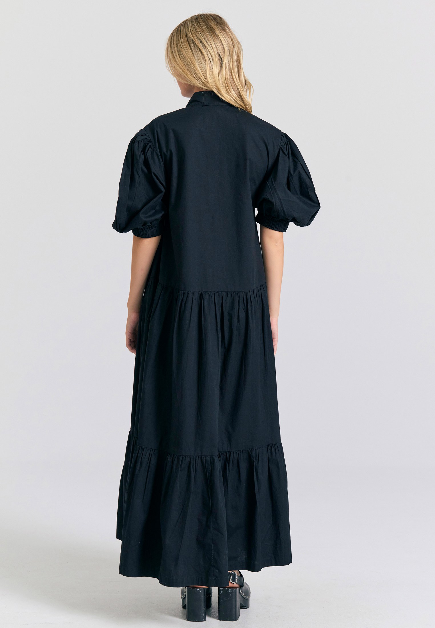 Μάξι σεμιζιέ φόρεμα με βολάν φωτογραφία