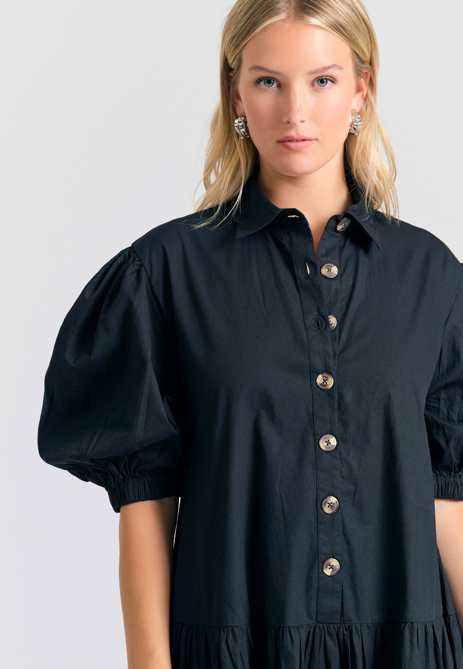 Μάξι σεμιζιέ φόρεμα με βολάν φωτογραφία