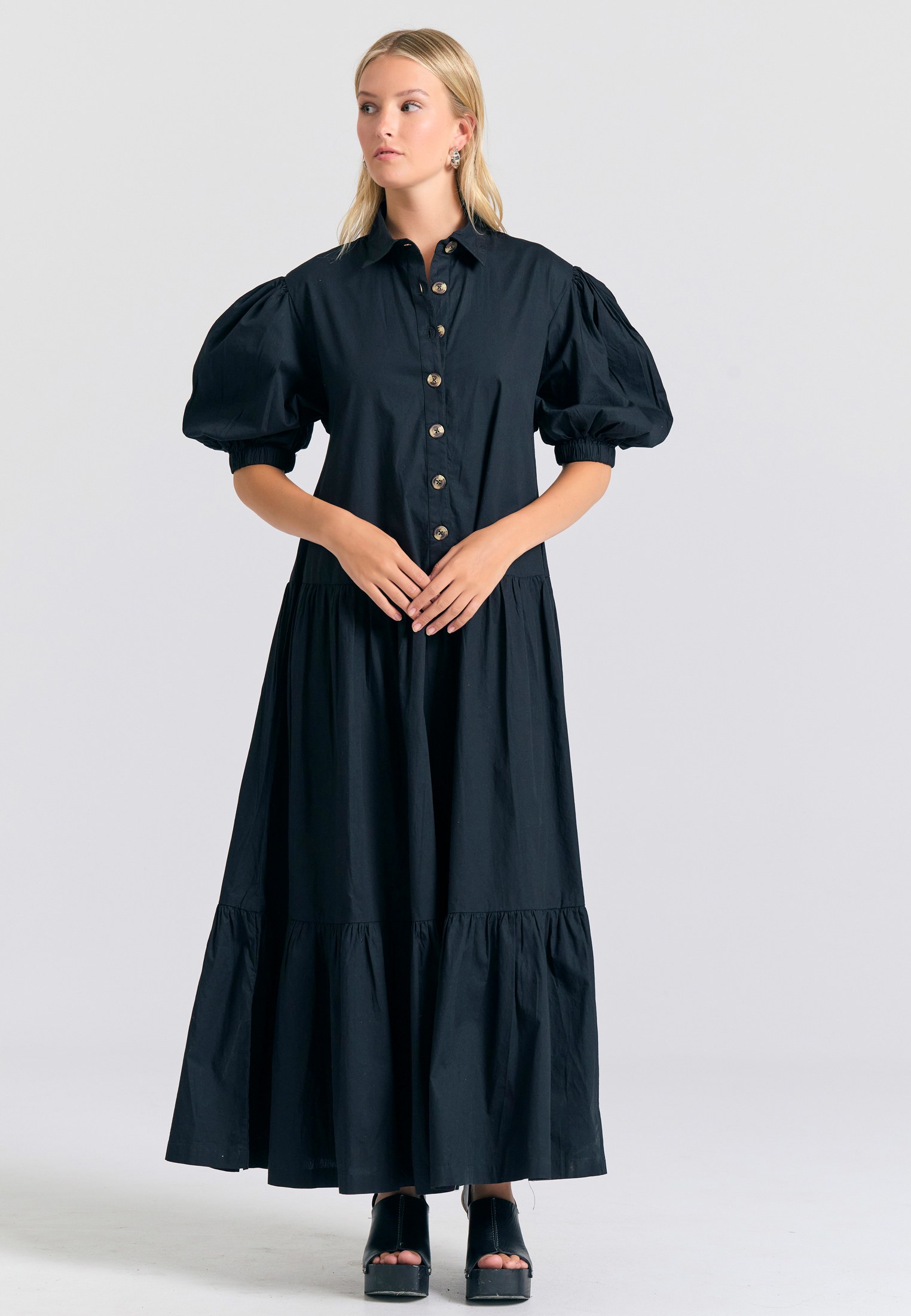 Μάξι σεμιζιέ φόρεμα με βολάν φωτογραφία