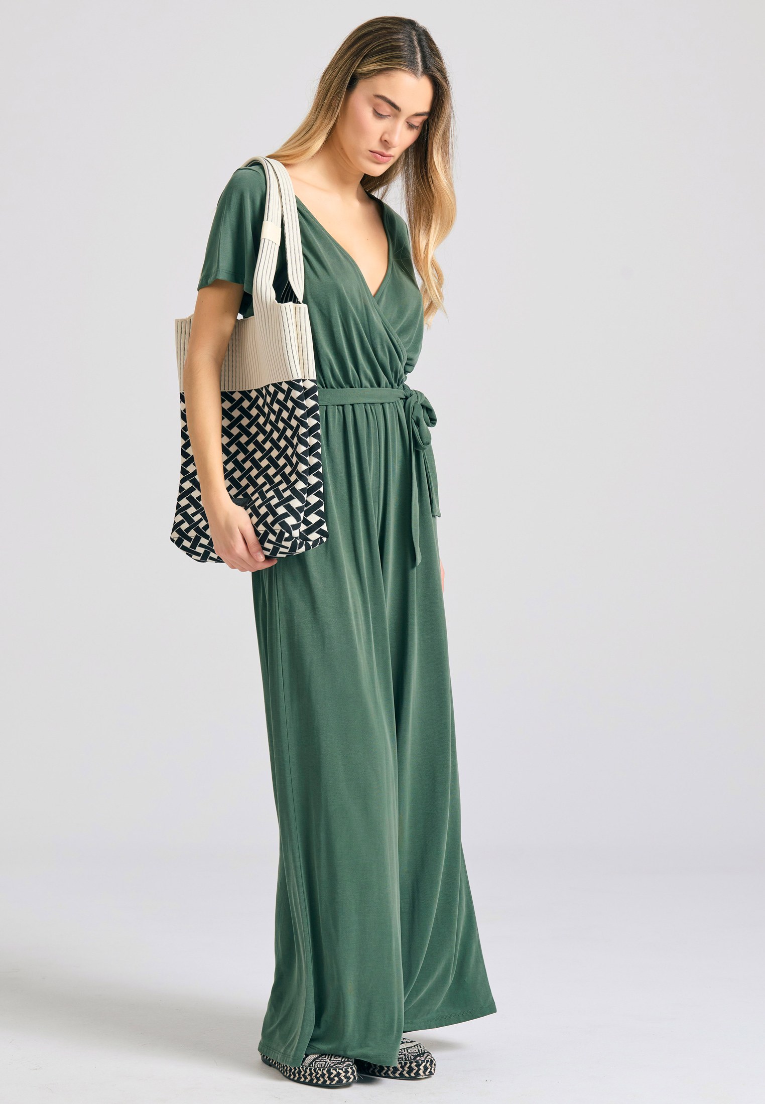 Κρουαζέ ολόσωμη φόρμα με ζώνη φωτογραφία