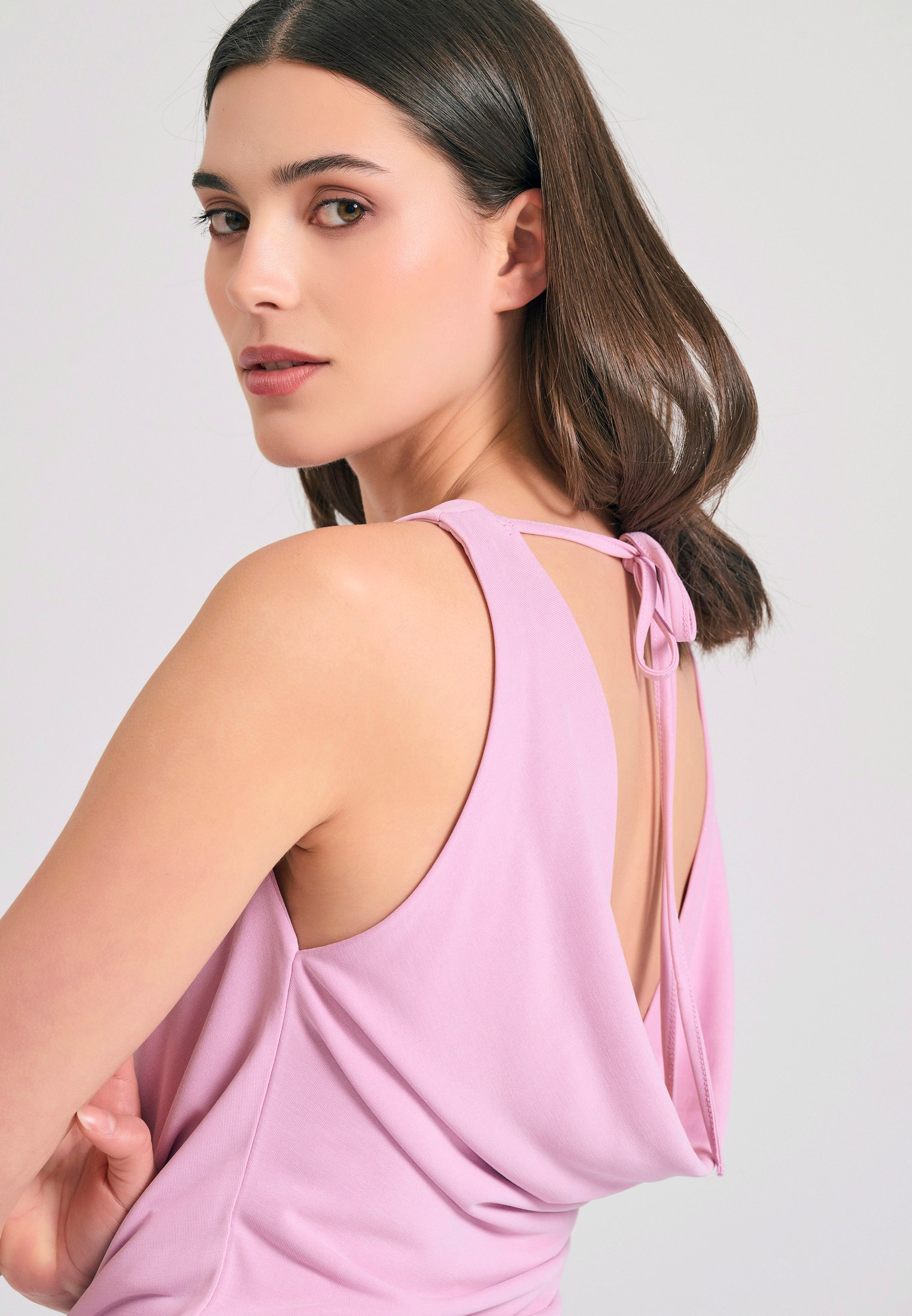 Ντραπέ αμάνικη μπλούζα με ανοιχτή πλάτη φωτογραφία