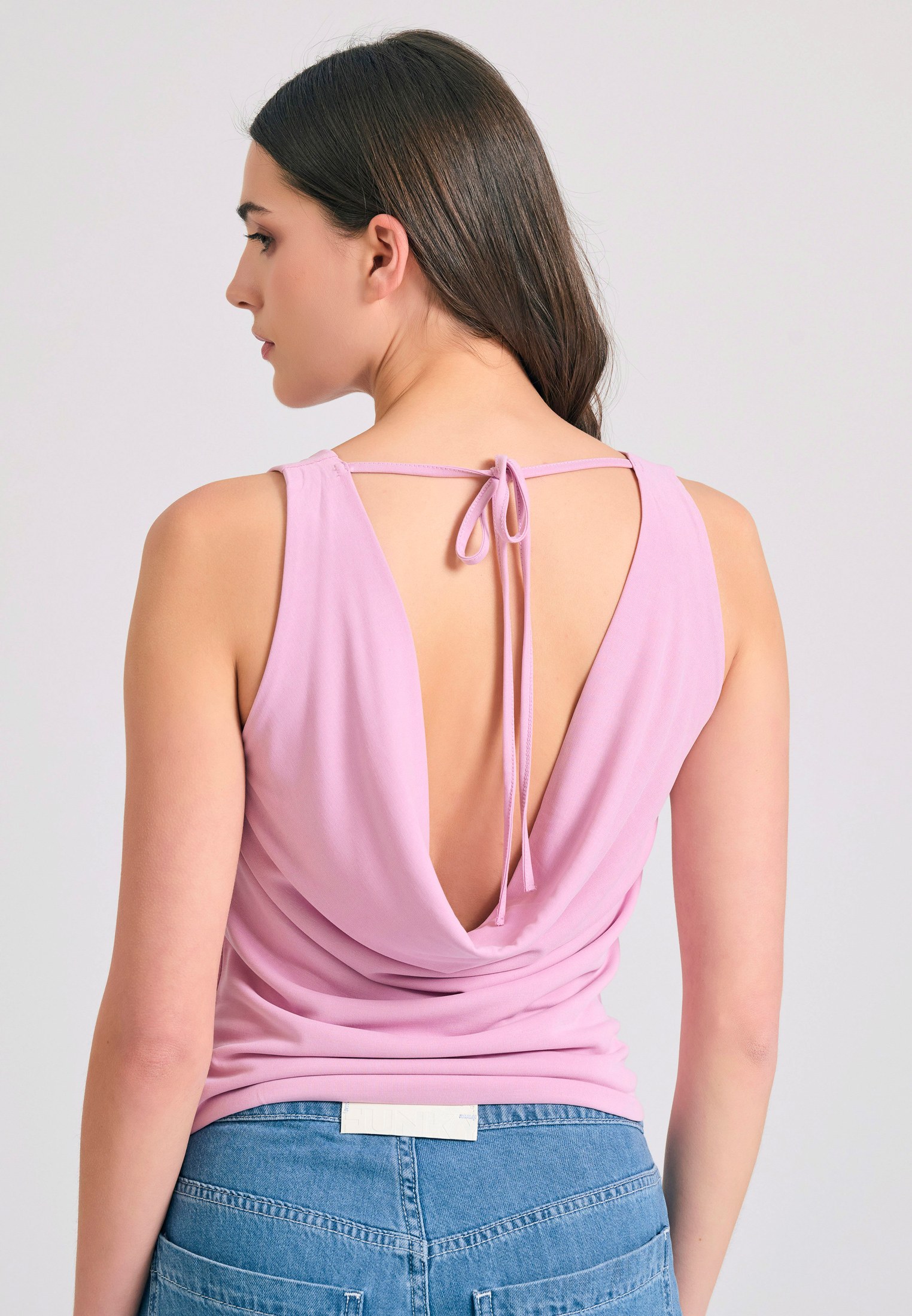 Ντραπέ αμάνικη μπλούζα με ανοιχτή πλάτη φωτογραφία