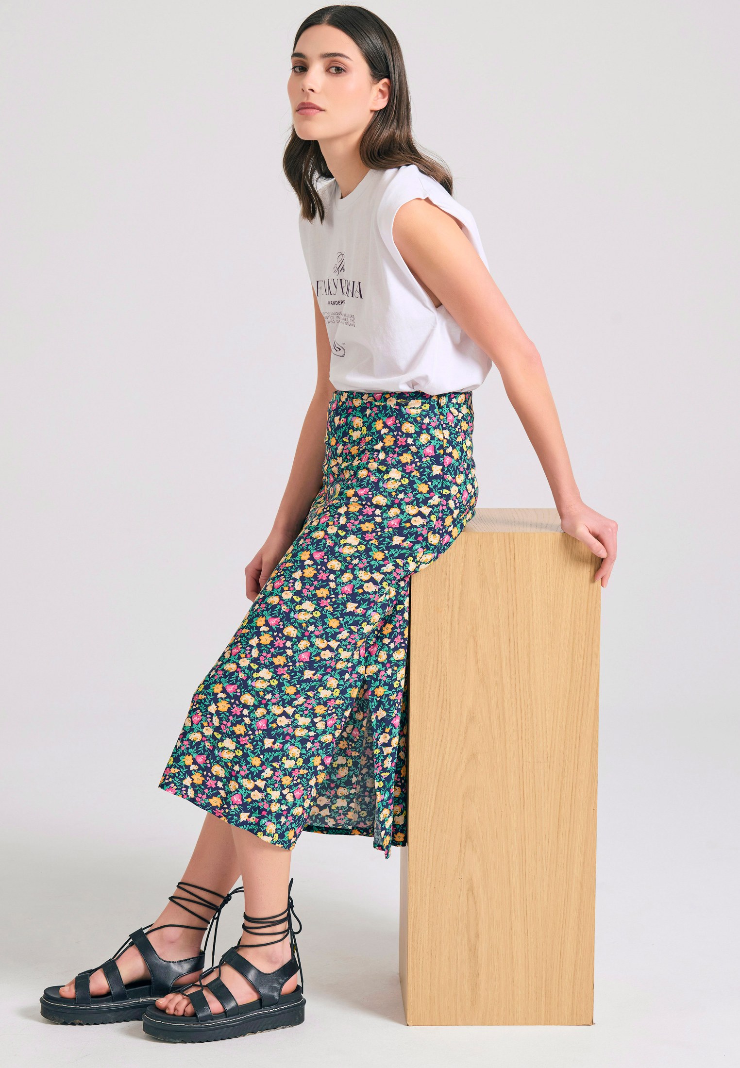 Φλοράλ μίντι φούστα από βισκόζη