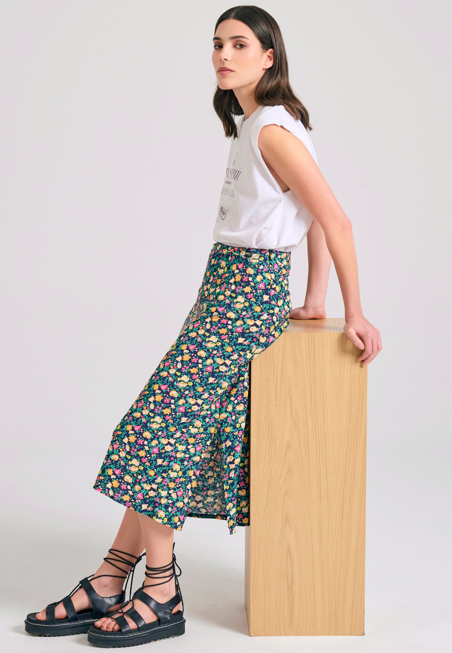 Φλοράλ μίντι φούστα από βισκόζη