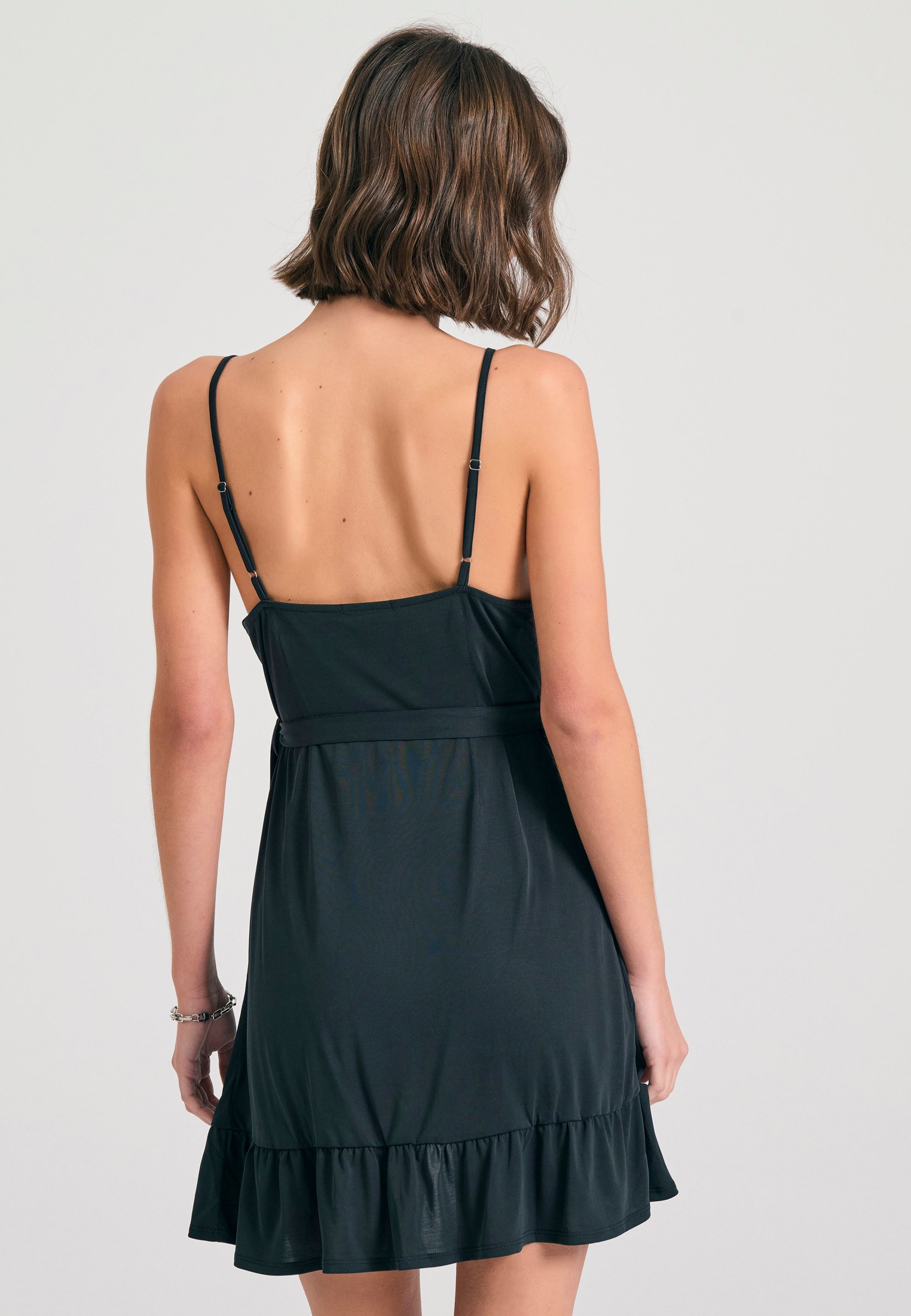 Mini κρουαζέ φόρεμα με βολάν φωτογραφία