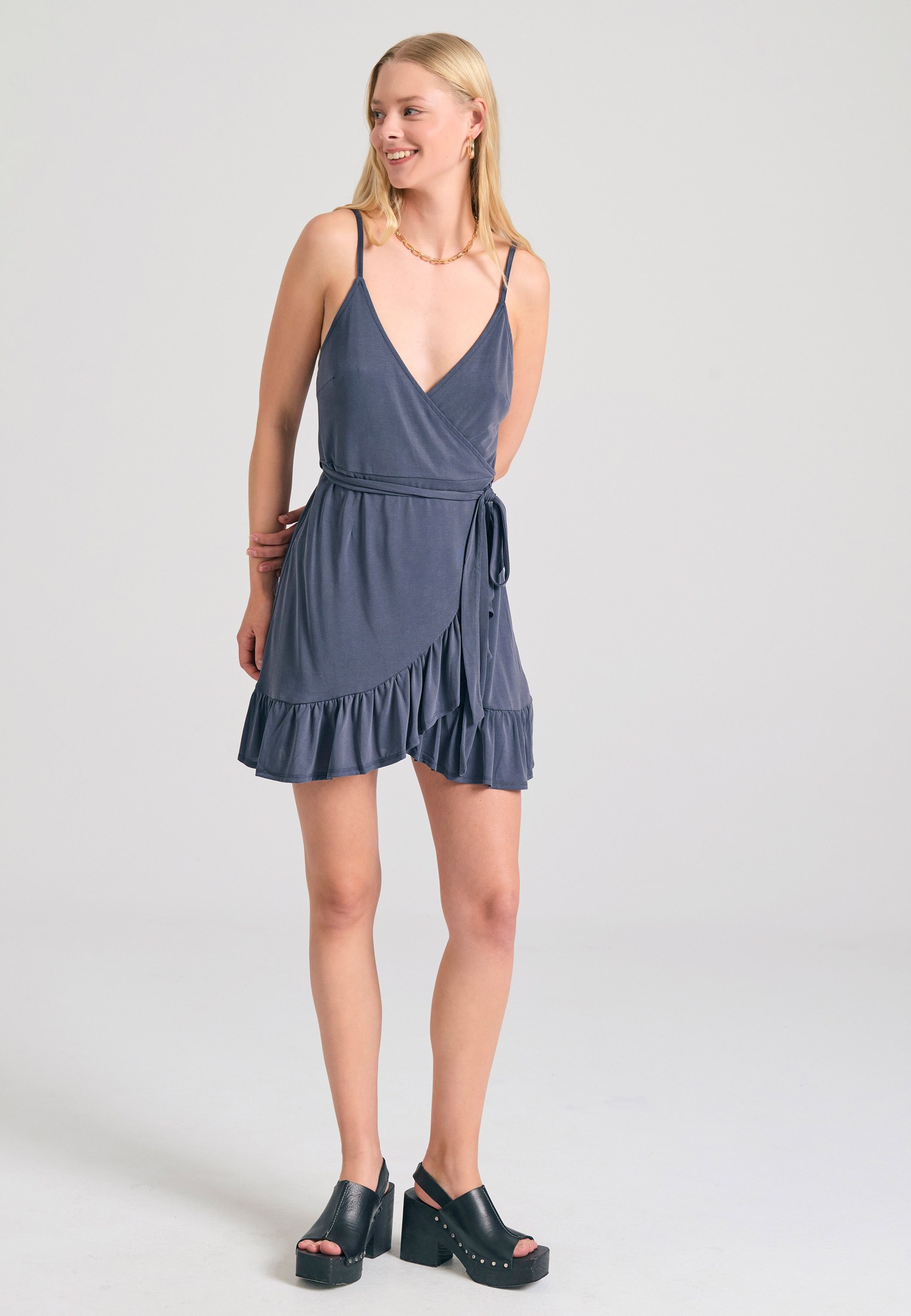 Mini κρουαζέ φόρεμα με βολάν φωτογραφία