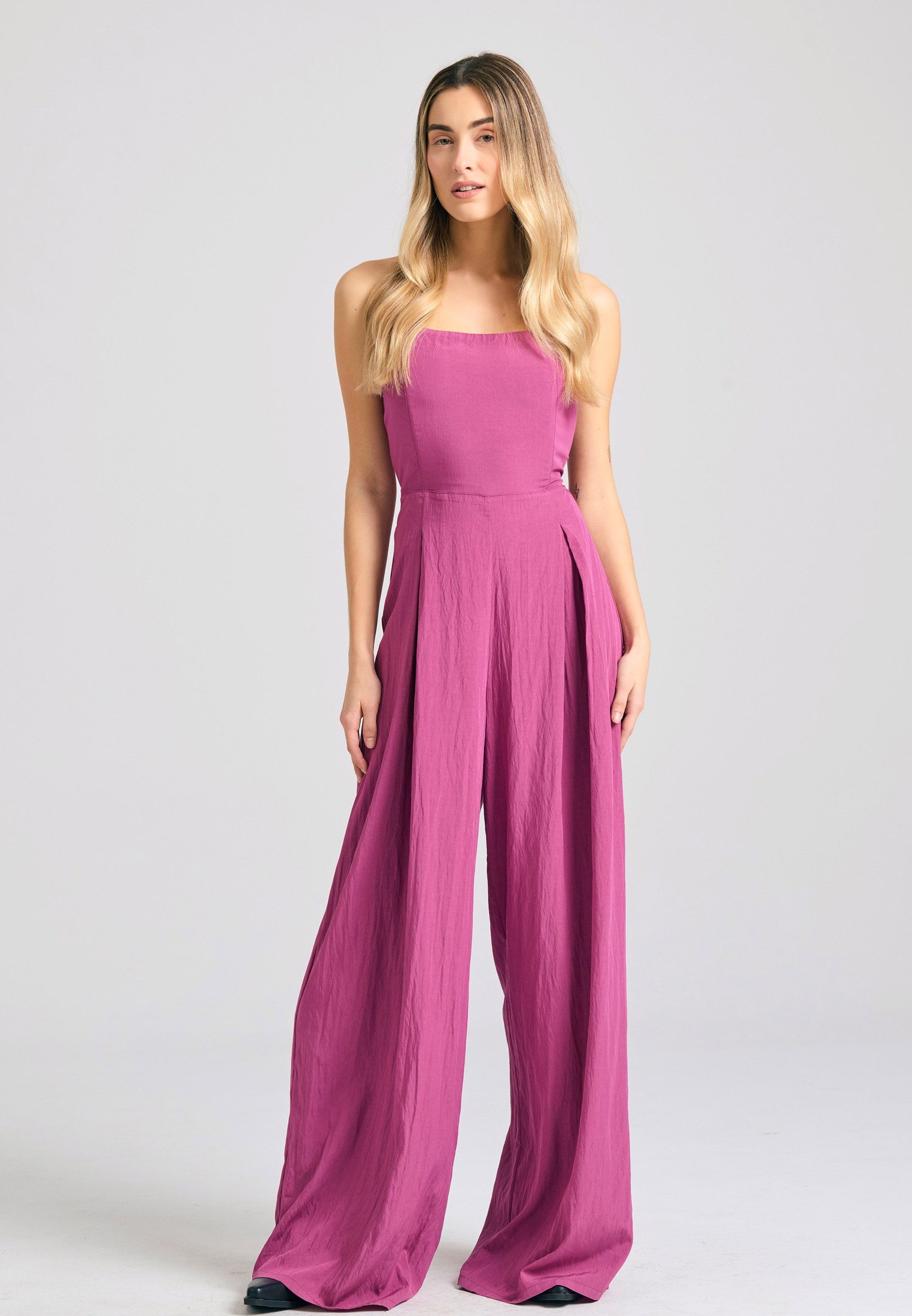 Ολόσωμη φόρμα με φιόγκο στην πλάτη