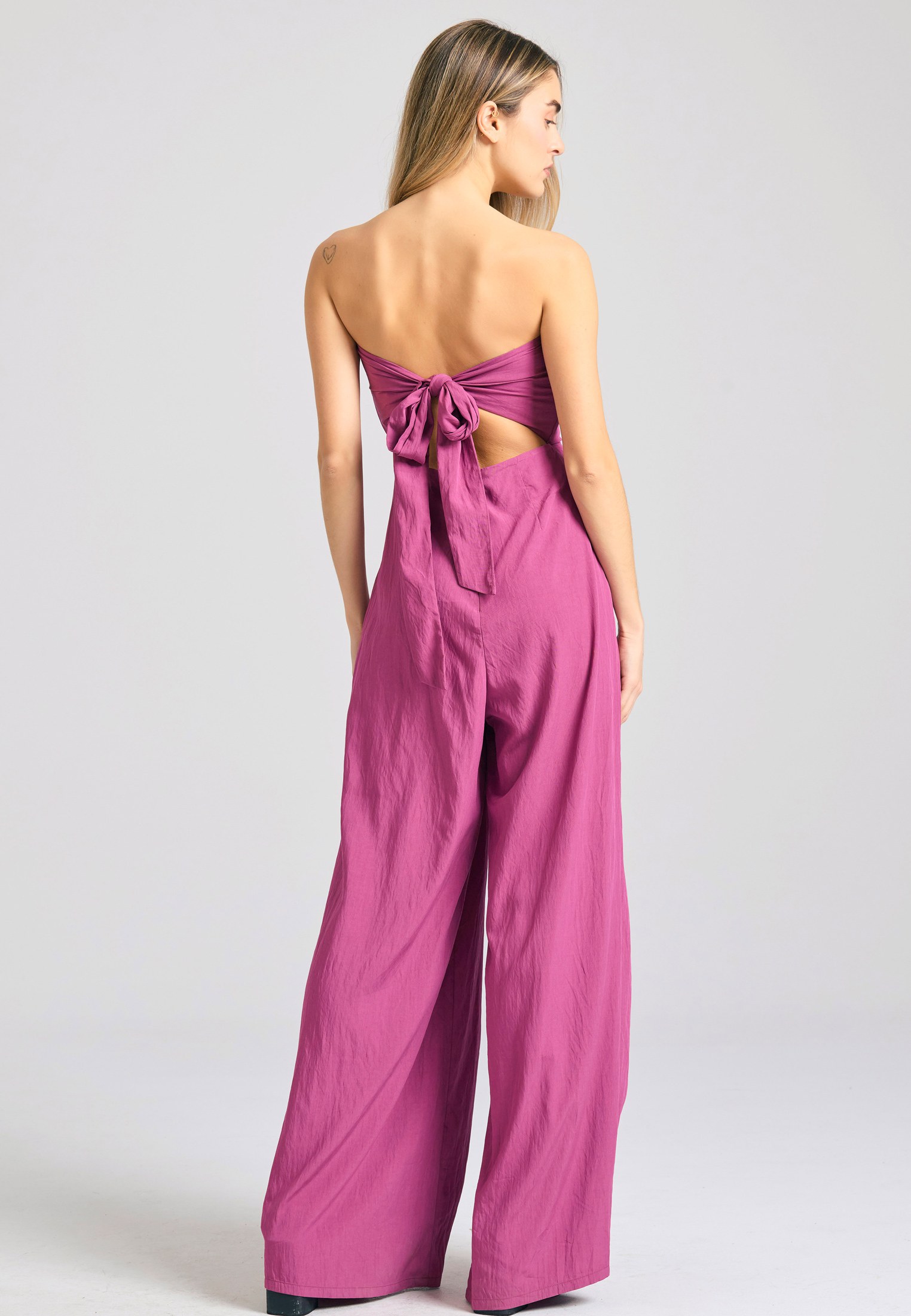 Ολόσωμη φόρμα με φιόγκο στην πλάτη