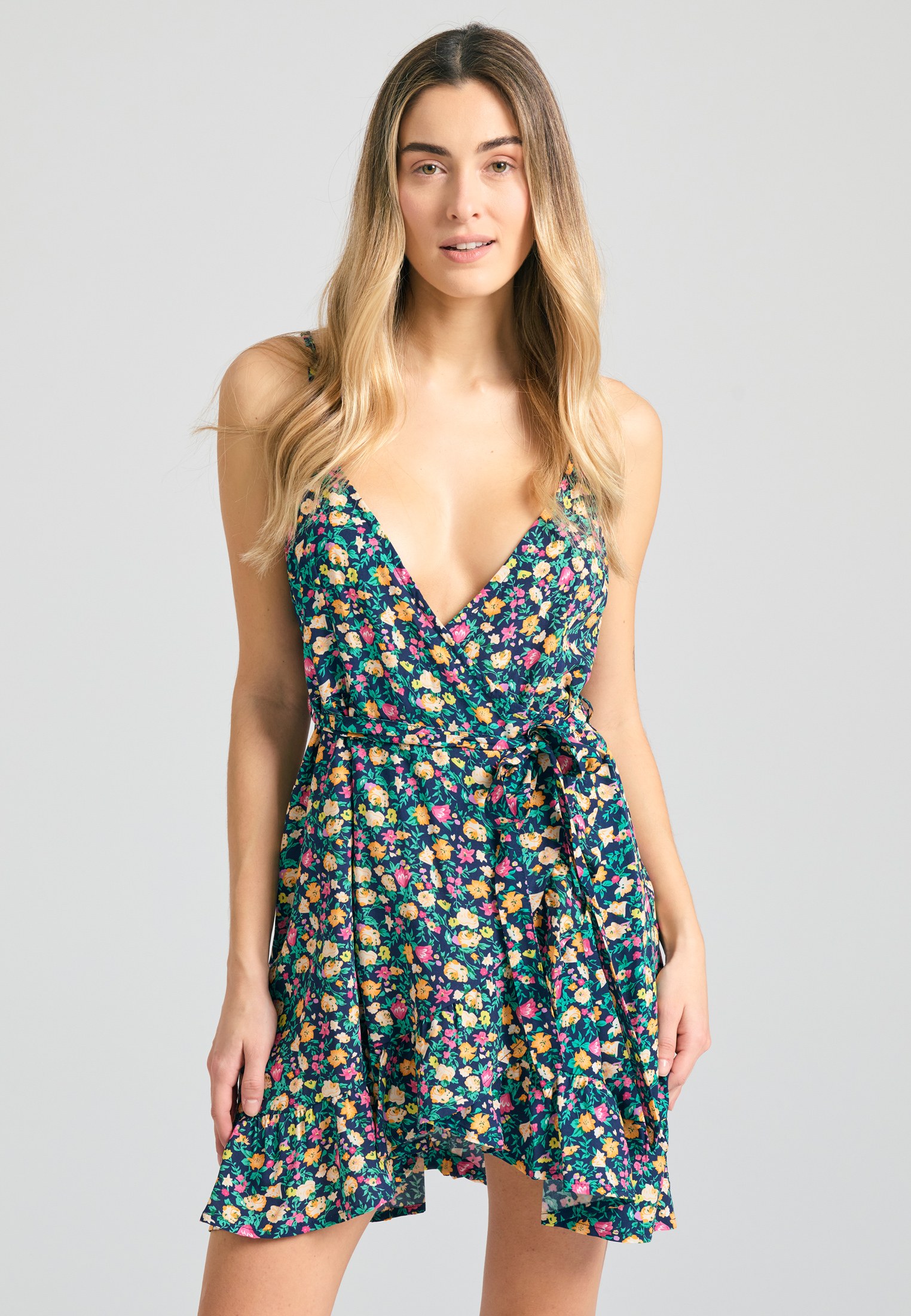 Φλοράλ κρουαζέ μίνι φόρεμα με βολάν φωτογραφία