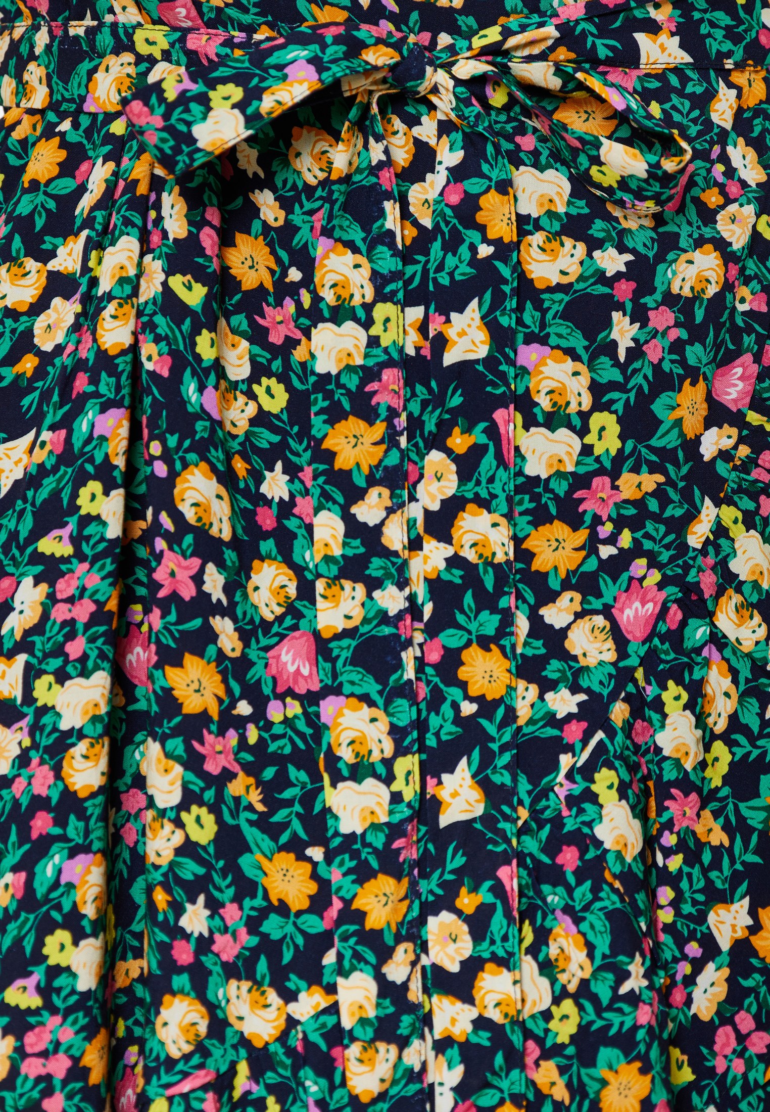 Φλοράλ κρουαζέ μίνι φόρεμα με βολάν φωτογραφία