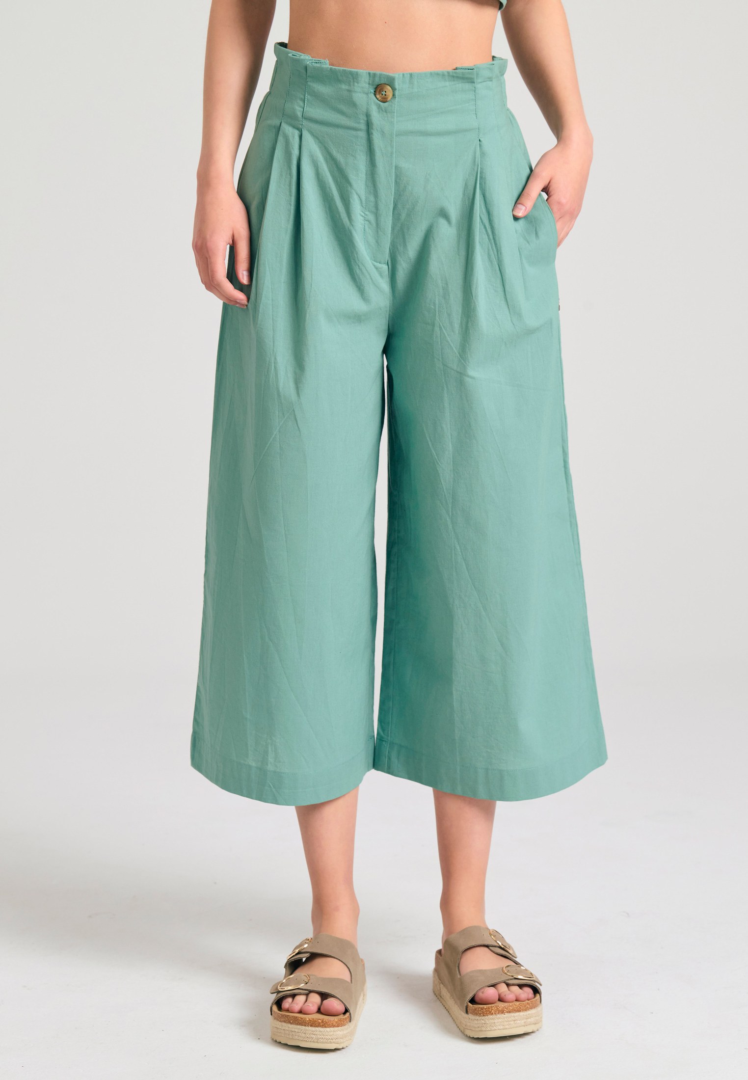 Loose fit παντελόνι με πιέτες στη μέση