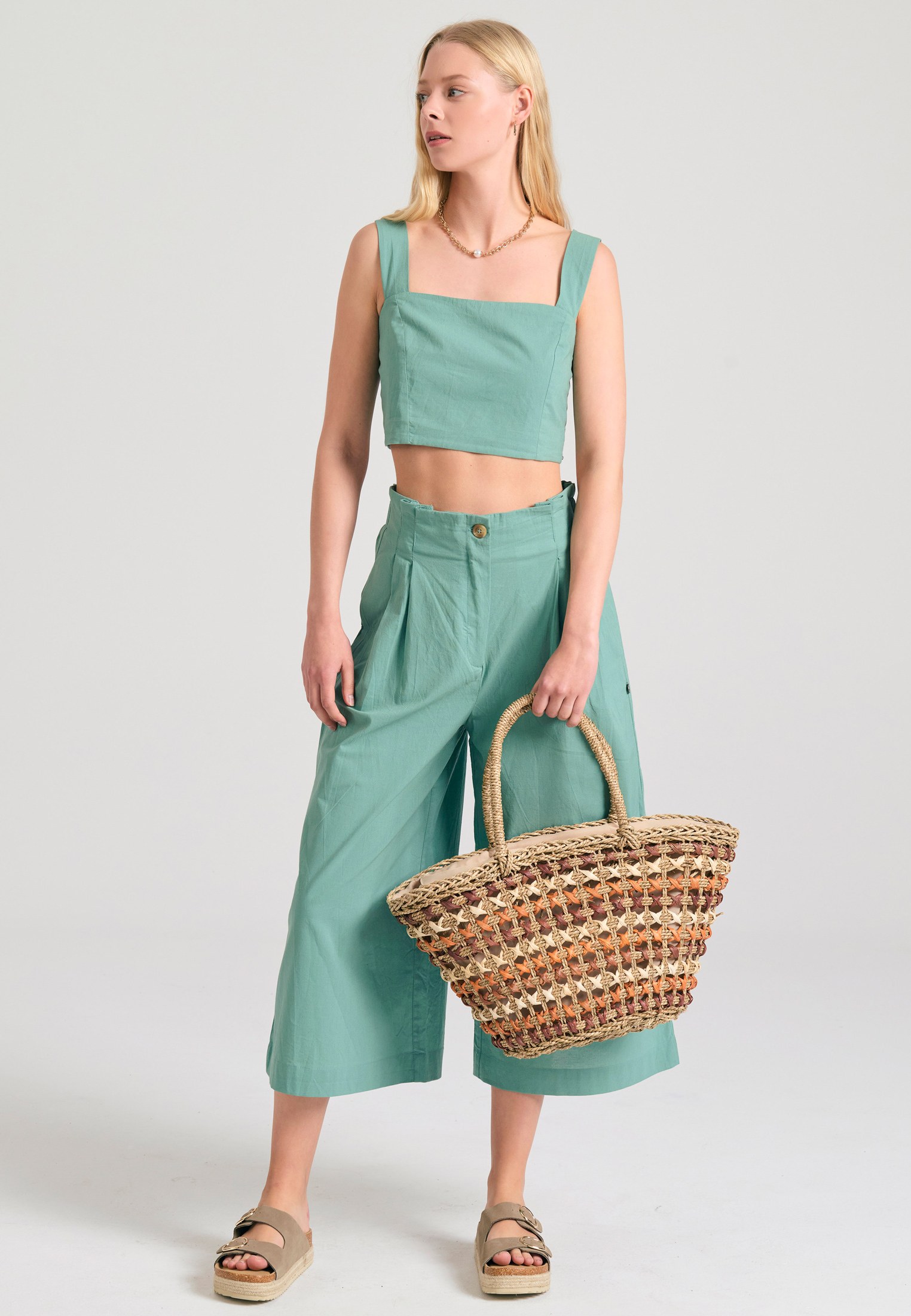 Loose fit παντελόνι με πιέτες στη μέση