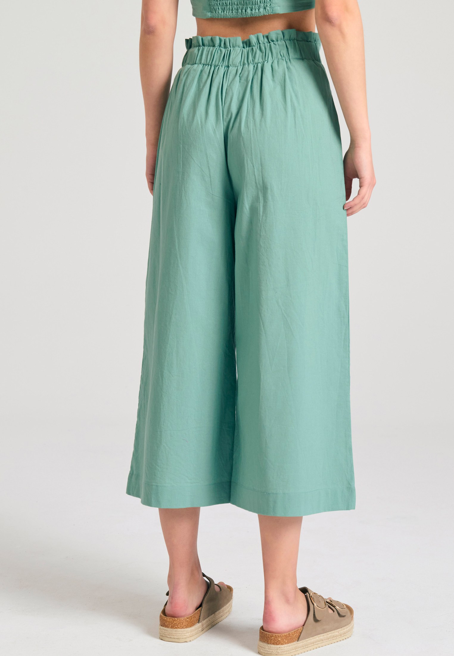 Loose fit παντελόνι με πιέτες στη μέση