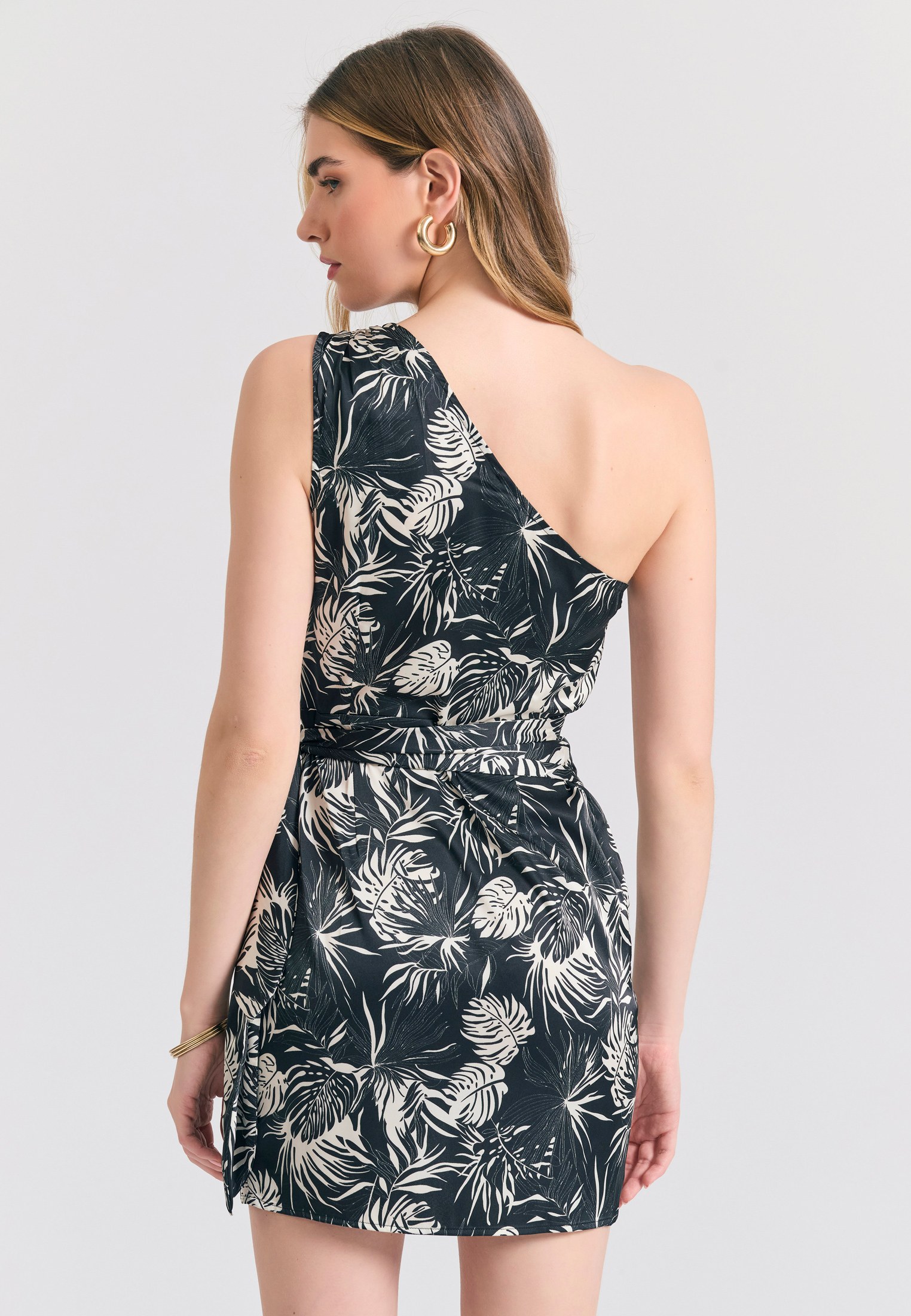 Off-shoulder εμπριμέ φόρεμα με πλαϊνό δέσιμο φωτογραφία