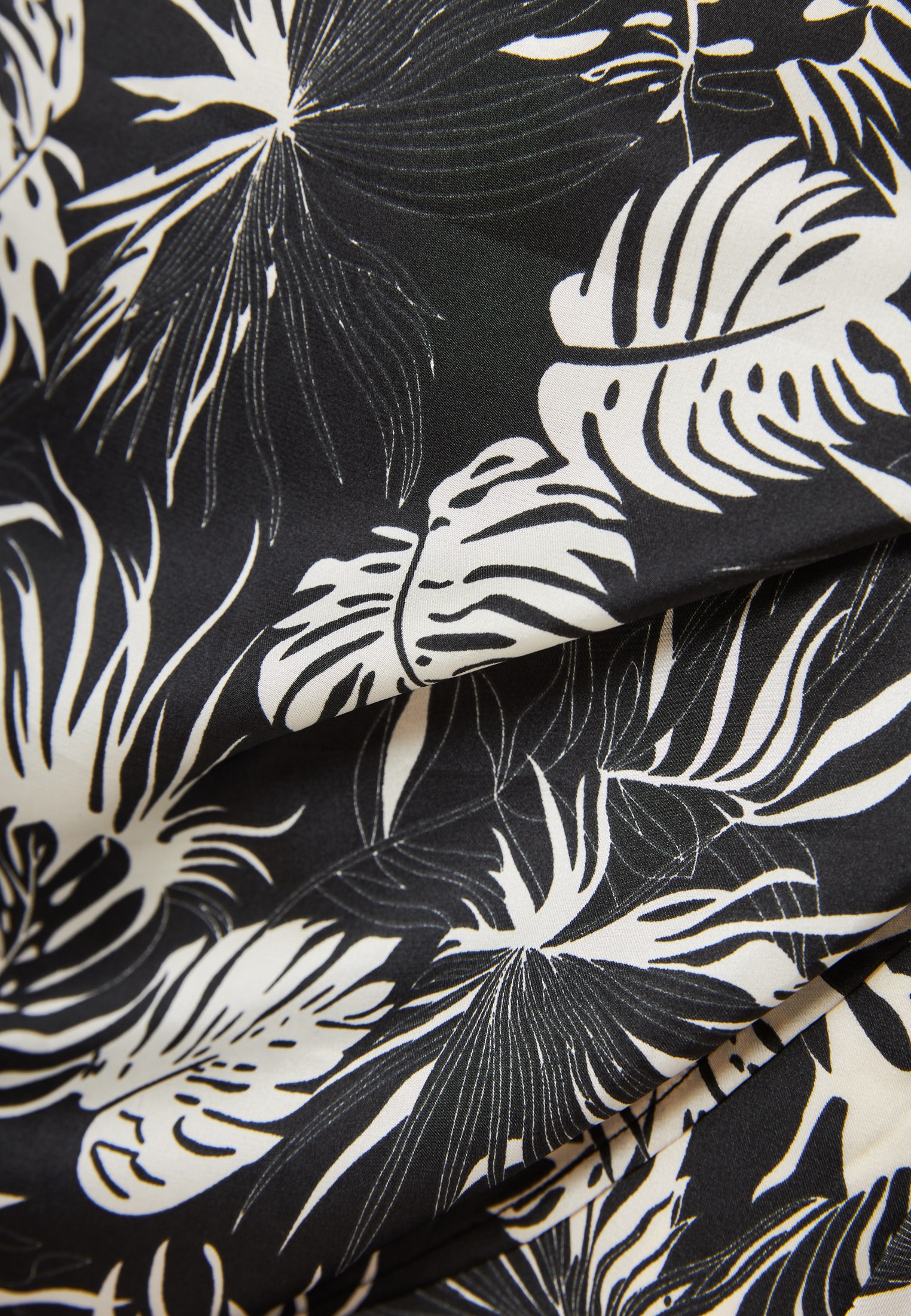 Off-shoulder εμπριμέ φόρεμα με πλαϊνό δέσιμο φωτογραφία