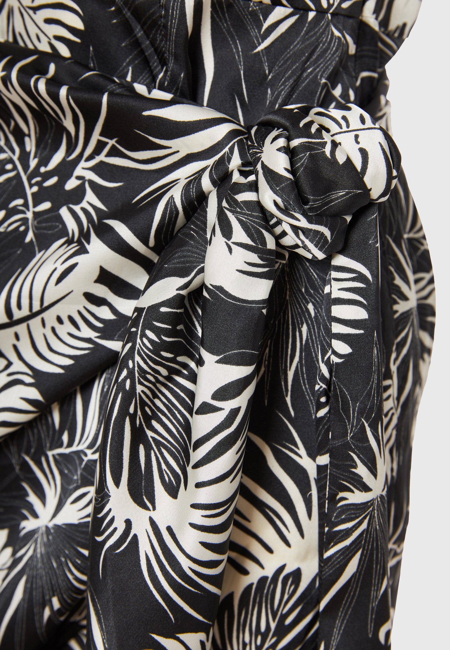 Off-shoulder εμπριμέ φόρεμα με πλαϊνό δέσιμο φωτογραφία