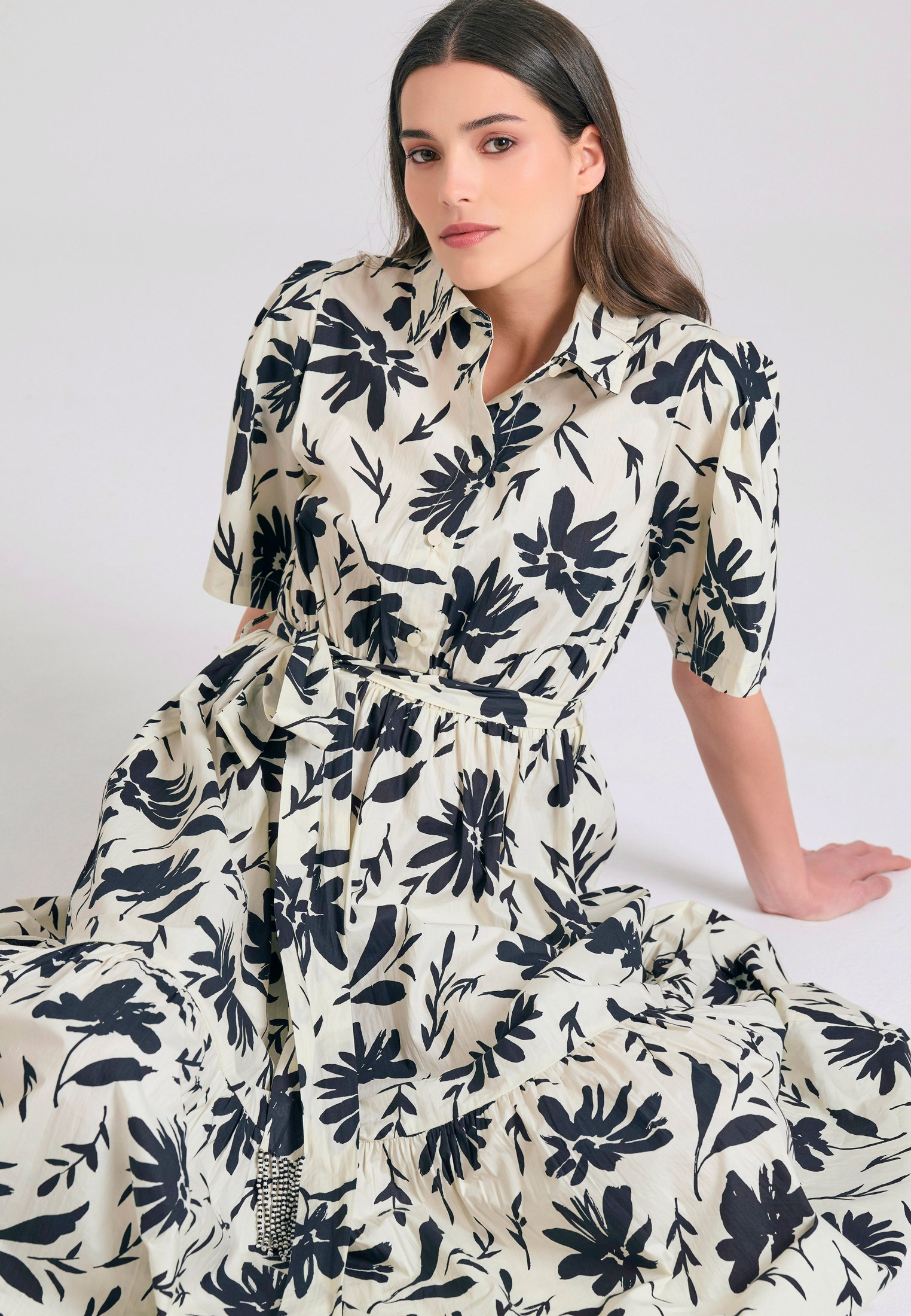 Μίντι εμπριμέ σεμιζιέ φόρεμα με βολάν φωτογραφία