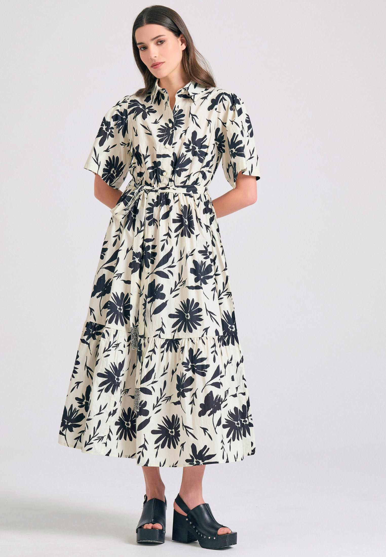 Μίντι εμπριμέ σεμιζιέ φόρεμα με βολάν φωτογραφία