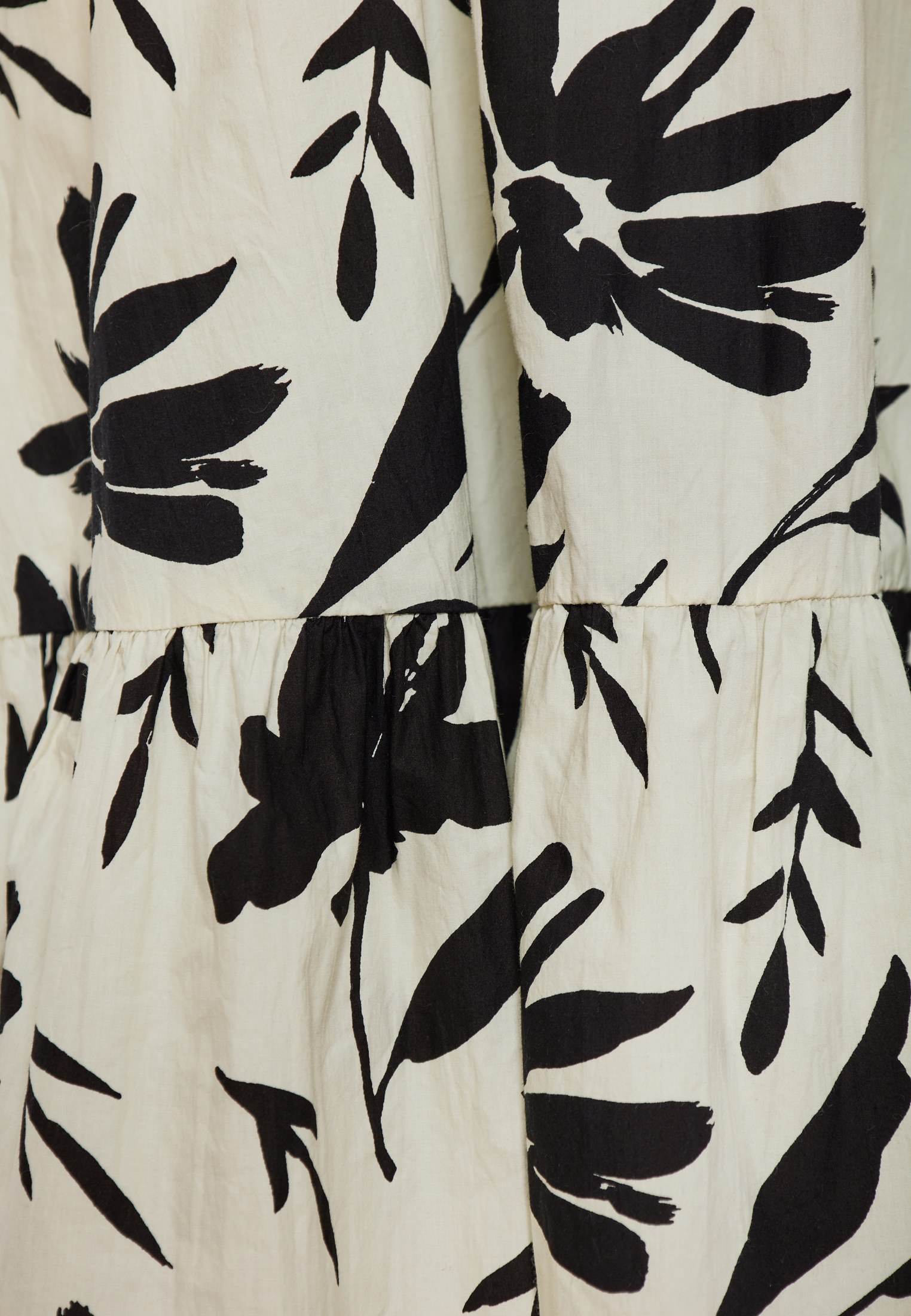 Μίντι εμπριμέ σεμιζιέ φόρεμα με βολάν φωτογραφία