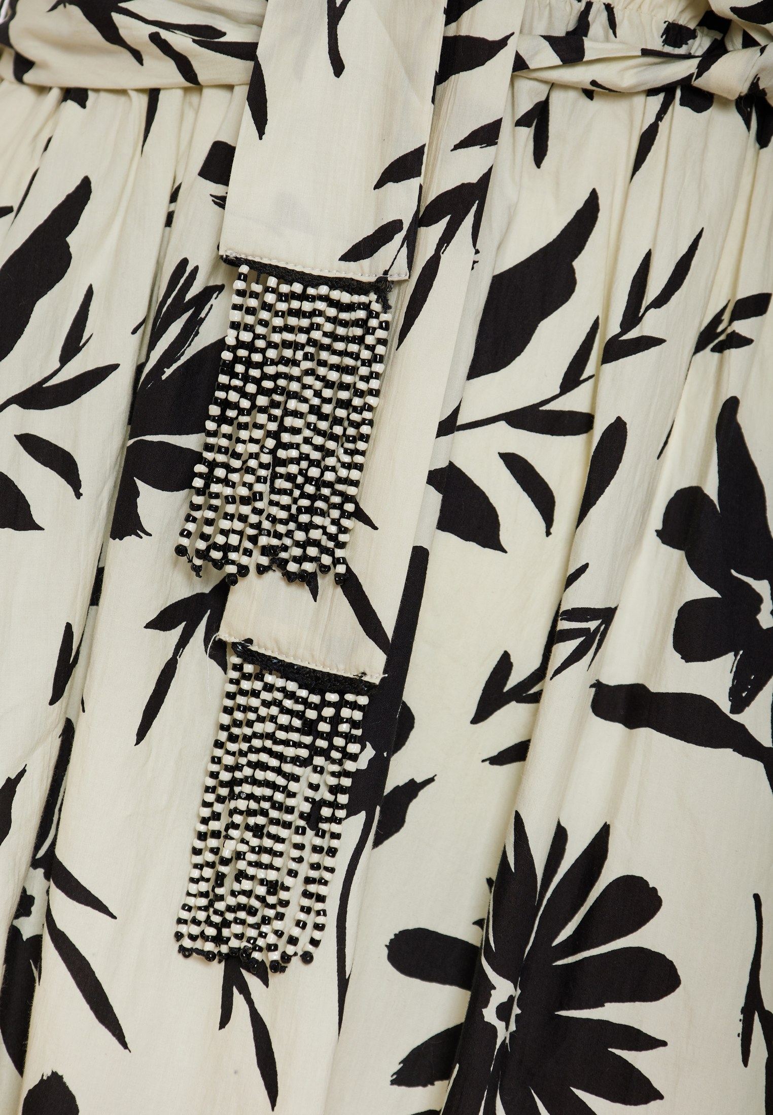 Μίντι εμπριμέ σεμιζιέ φόρεμα με βολάν φωτογραφία